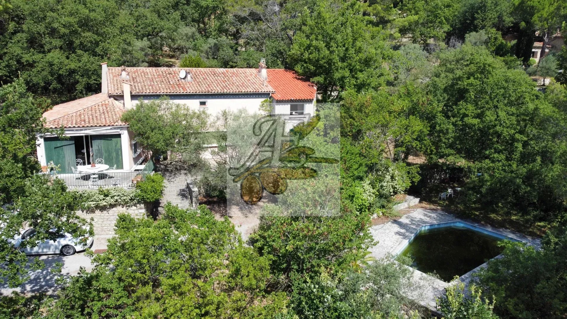 Magnificent traditional property with swimming pool and view of the village of Fayence