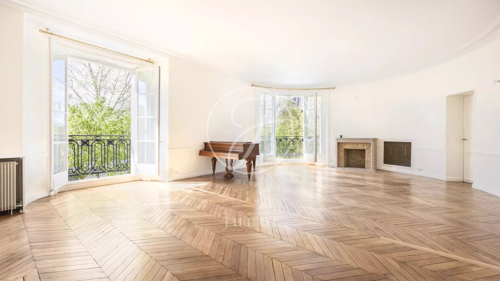 Paris 7e - AVENUE ÉMILE DESCHANEL / CHAMP-DE-MARS / ÉCOLE MILITAIRE - Appartement à louer - 6 pièces vide - 198,44m² Carrez - 3 chambres - Balcon filant - Vue tour Eiffel.