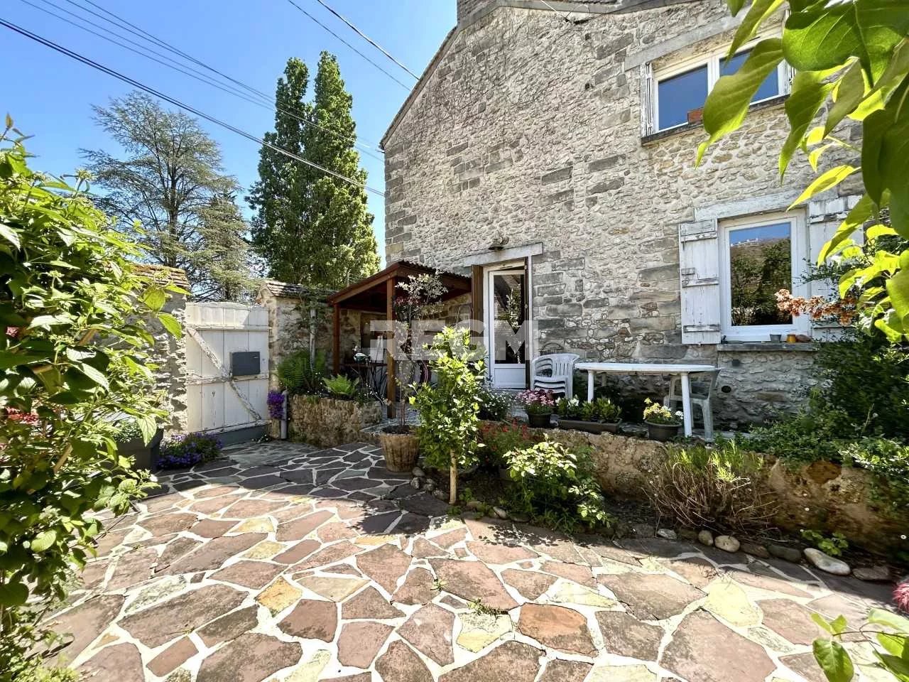 Maison en pierre, beaucoup de charme, bien située