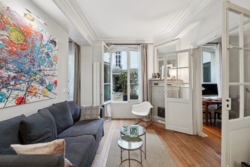 Paris 7ᵉ – Rue de Lille – 3 pièces rénové – 1 chambre + 1 bureau/espace nuit – Beaux volumes – Calme absolu