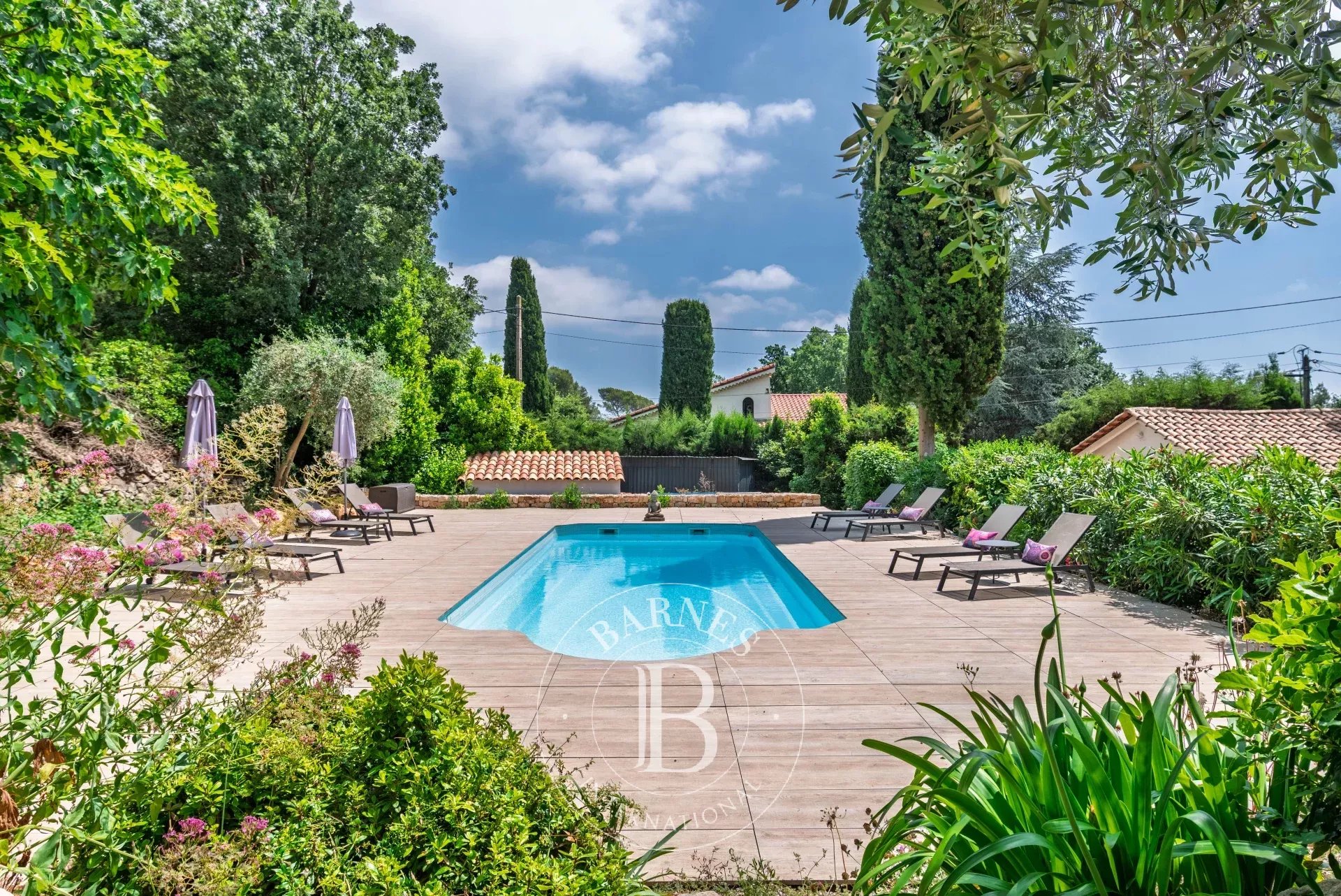 Valbonne, walking distance to village, closed domaine, 4 bedrooms plus independent guest studio, pool