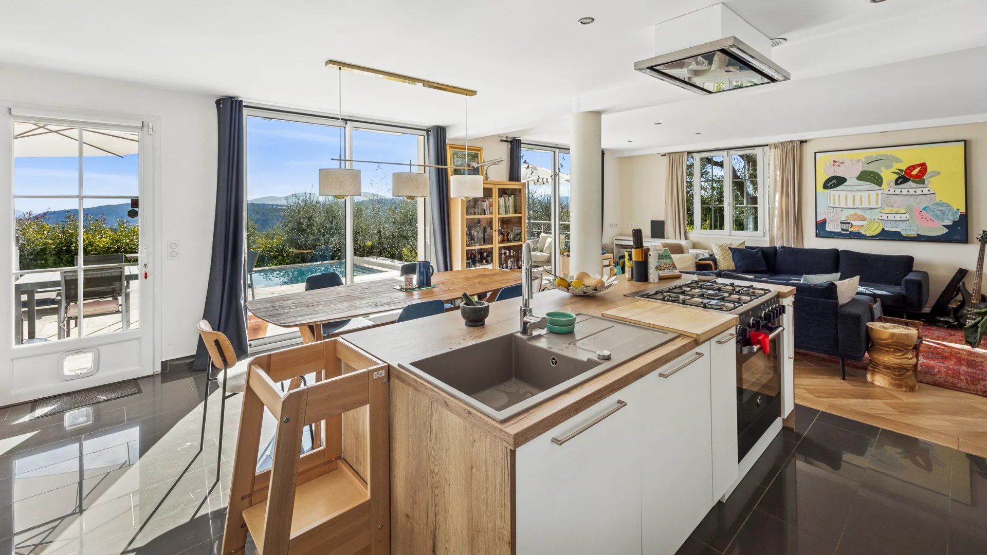 Adorable maison en position dominante et vue  panoramique