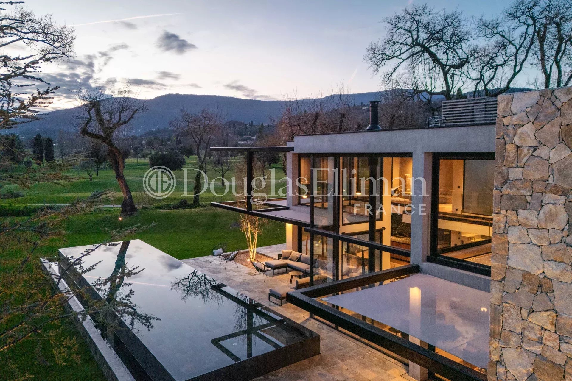 PRÈS DE VALBONNE – RARE Villa Contemporaine Neuve avec Vue sur le GOLF - Image nᵒ2