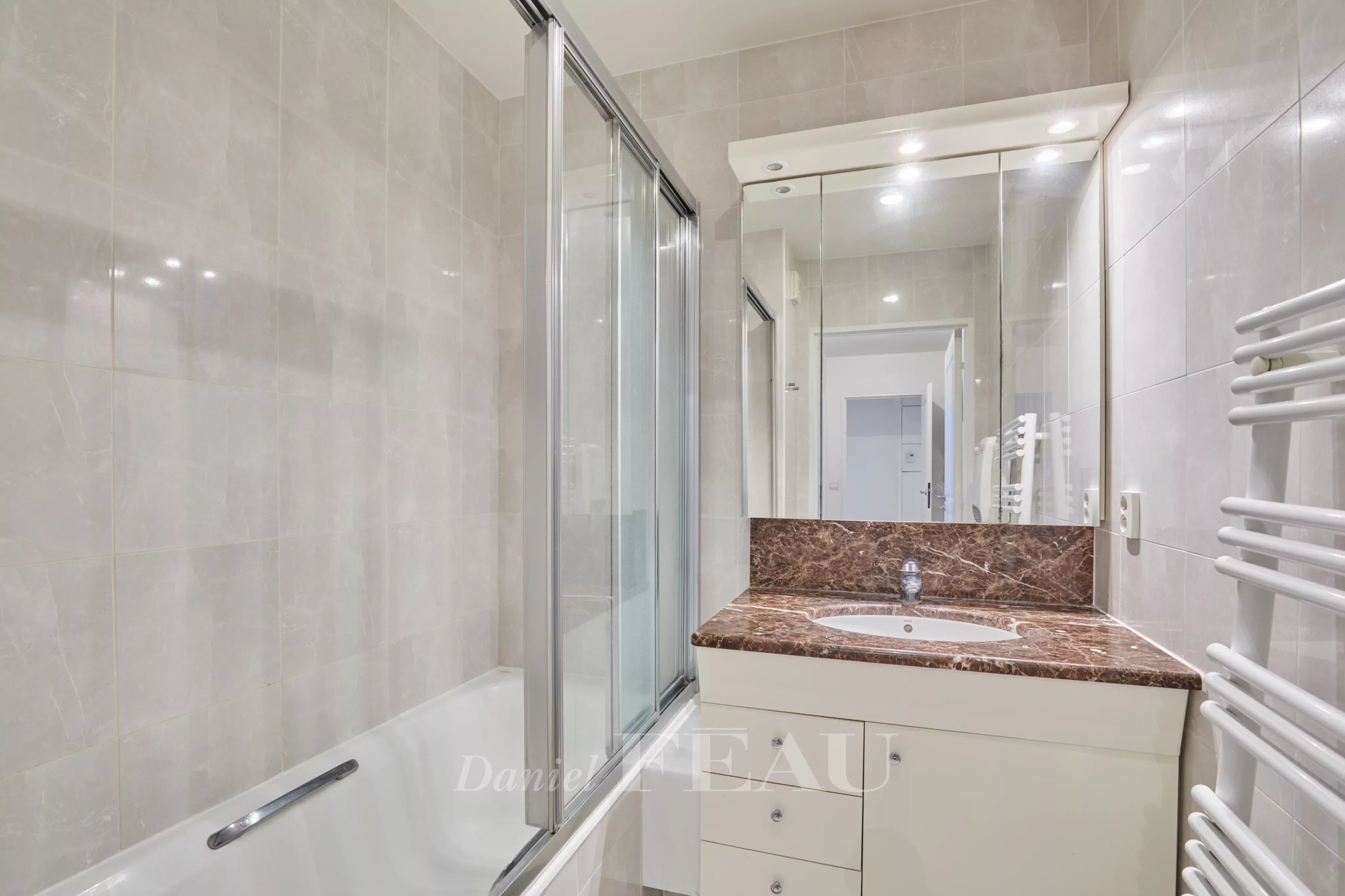 Salle de bains en marbre avec baignoire 