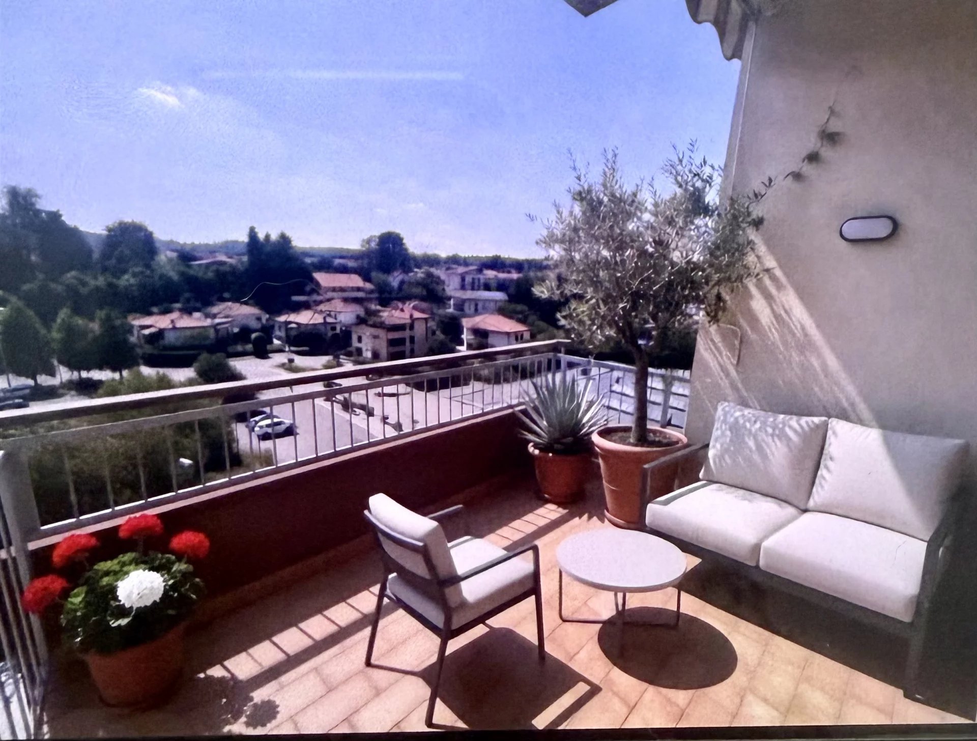 trilocale ristrutturato con terrazzo e box a Lurate Caccivio Caccivio