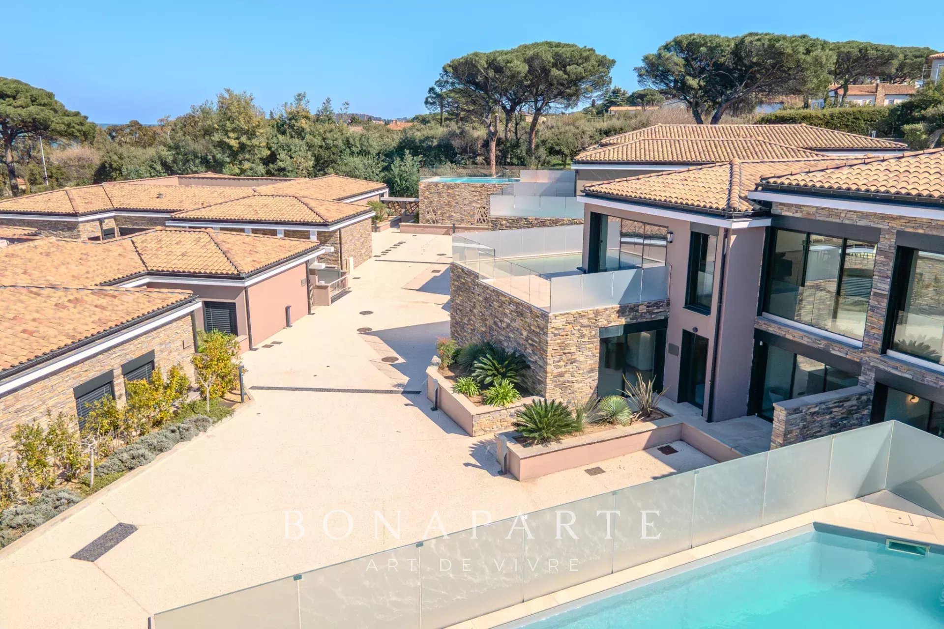 EXCLUSIVITE : Magnifique "villa appartement" en duplex avec très belle vue mer