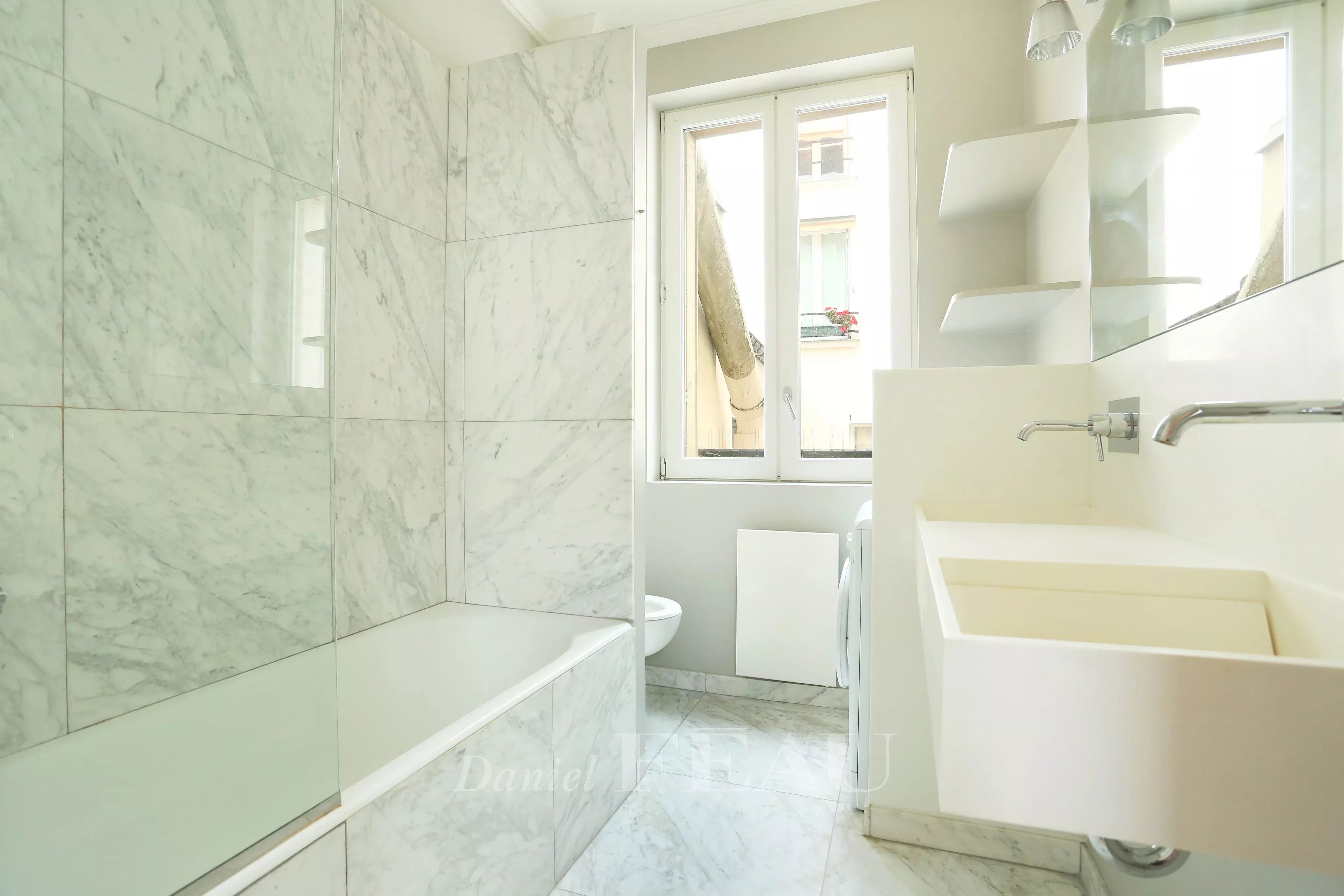 Bathroom Natural light Tile