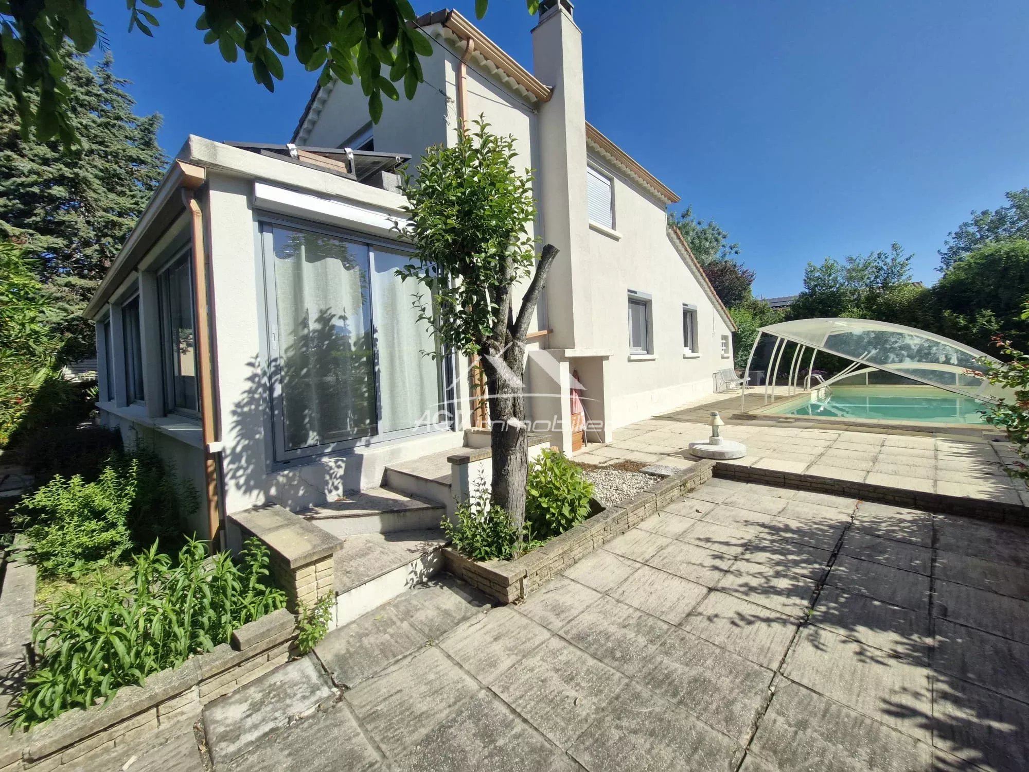 Située à Salindres au calme proche des commodités, maison avec piscine et double garage