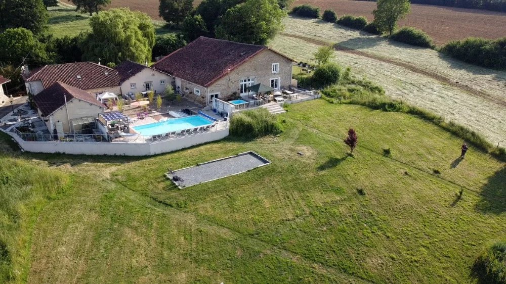 Maison à la campagne avec gîtes, dépendances, piscine et terrain