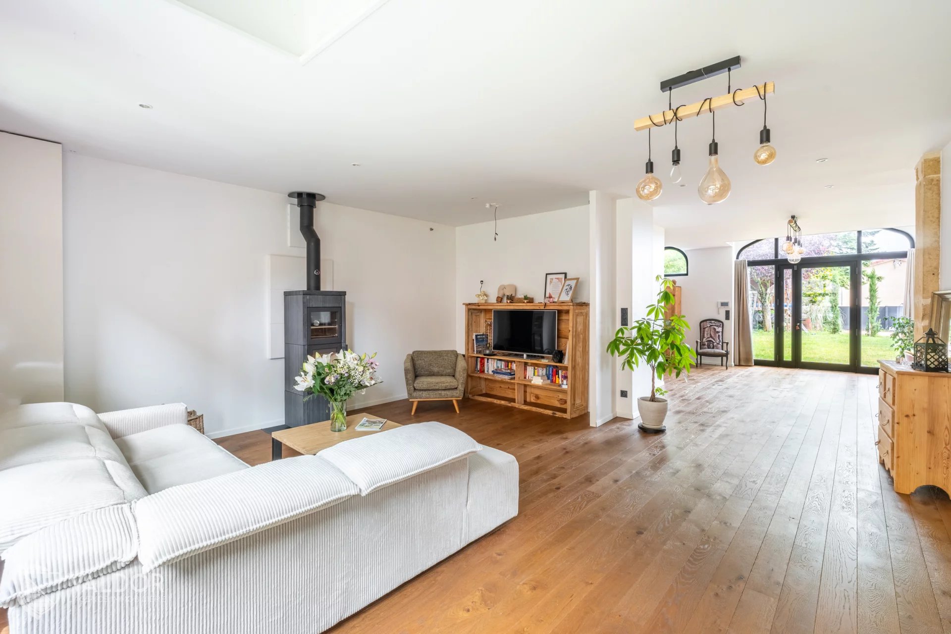 Maison d'environ 255 m² dans un petit hameau de Châtillon 69380