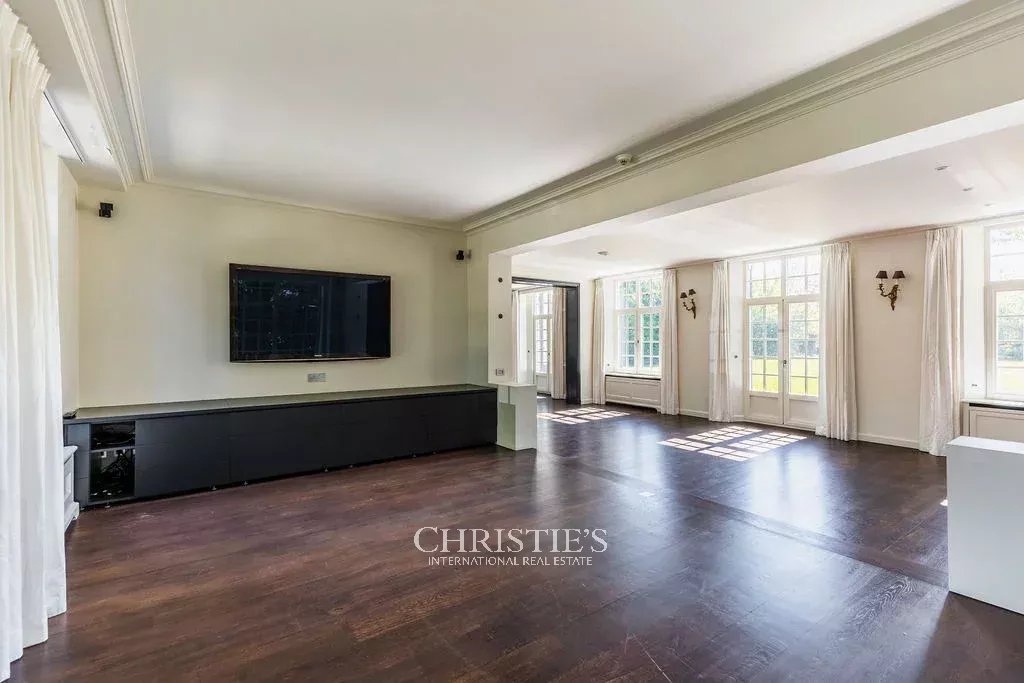 Manoirwijk – Charmante villa op een achterliggend perceel van 55 are