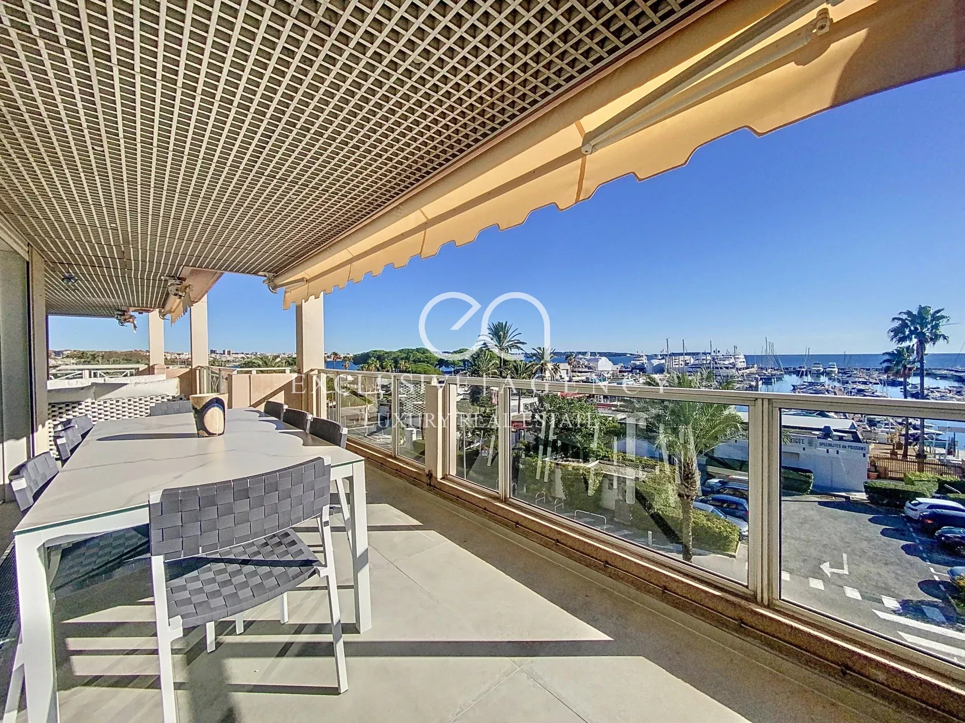 LOCATION MEUBLEE APPARTEMENT 4 CHAMBRES 182M² TERRASSE VUE MER