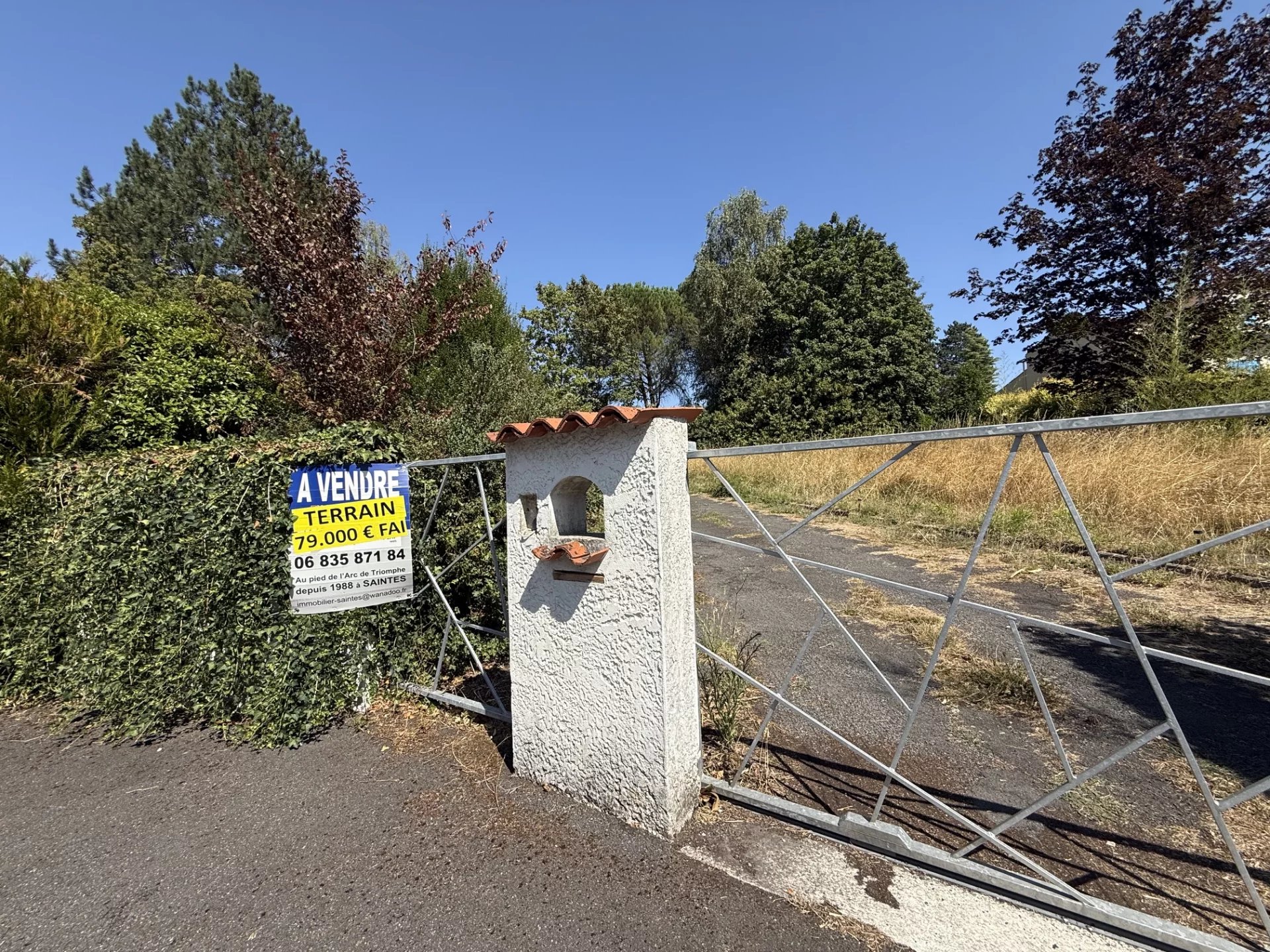 TERRAIN CONSTRUCTIBLE de 900m² viabilisé