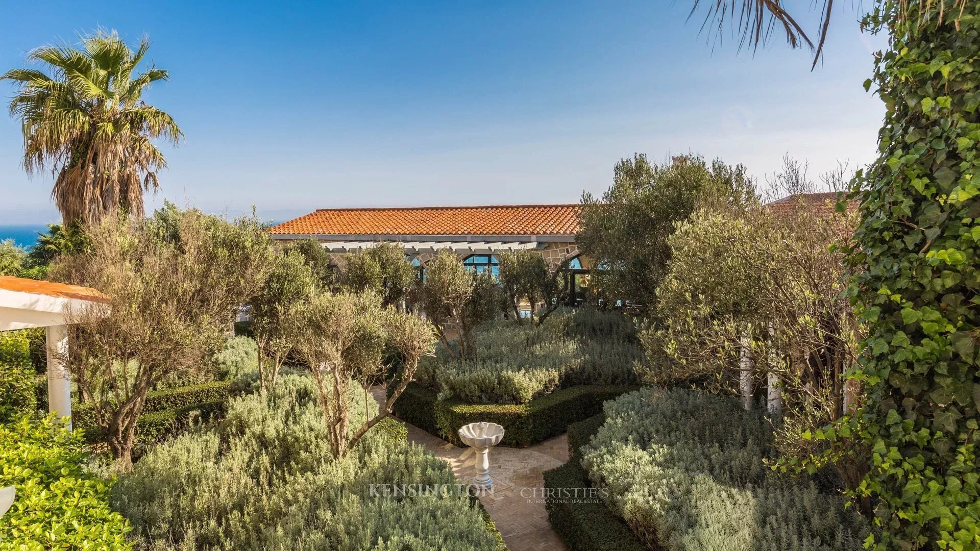 6 Bedroom Villa/Townhouse's Image 8