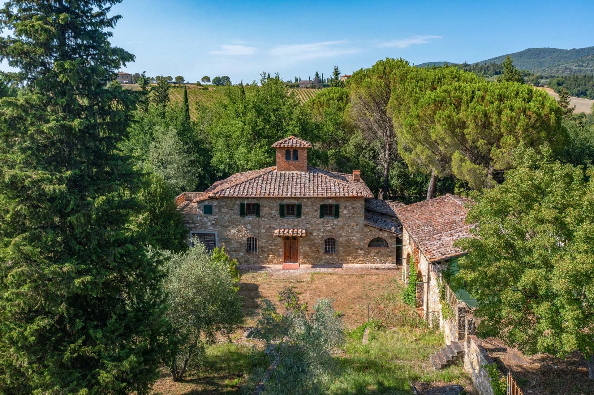  TENUTA CON BORGHI RURALI E VIGNETO IN VENDITA NEL CHIANTI, TOSCANA