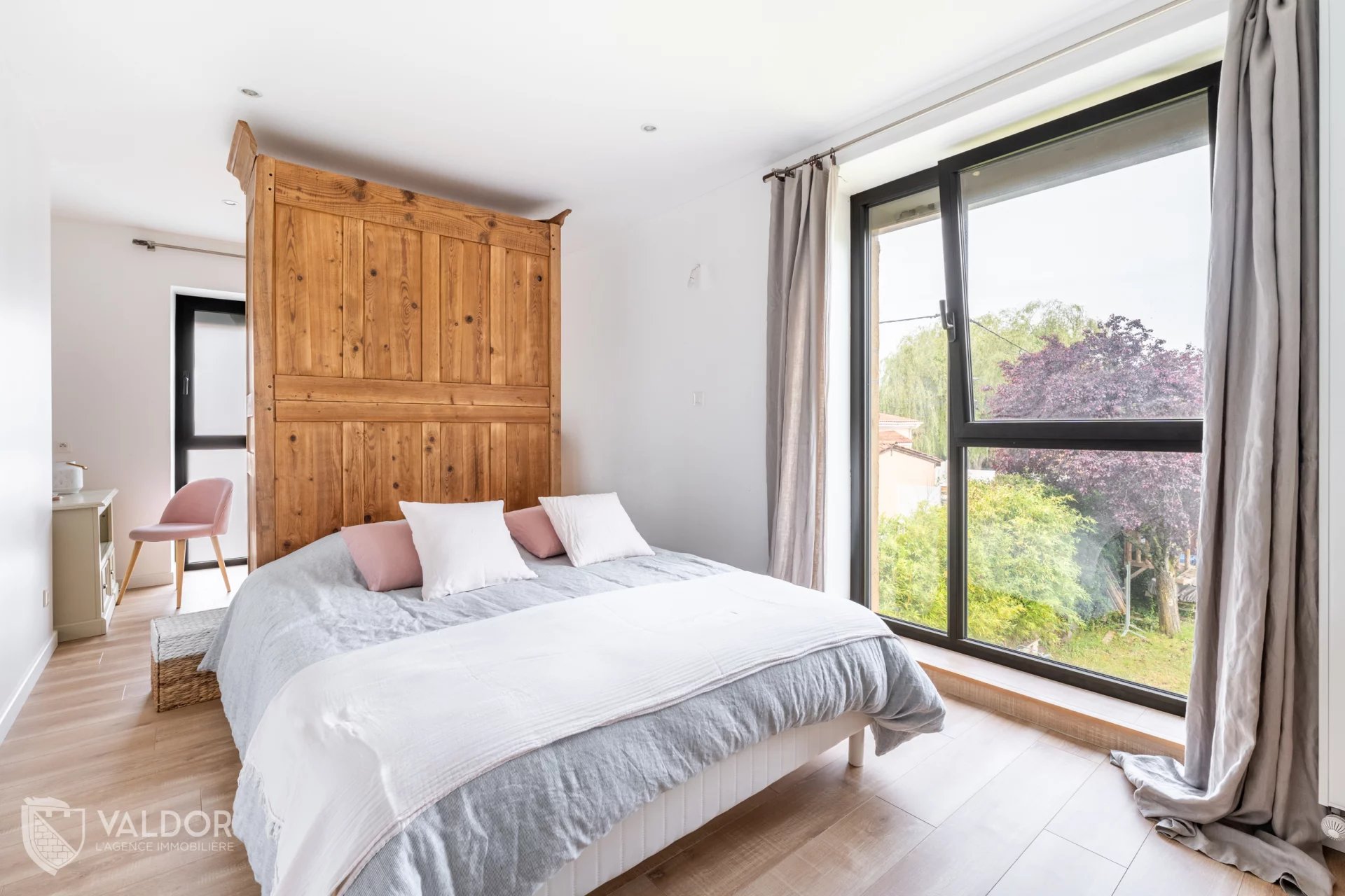 Maison d'environ 255 m² dans un petit hameau de Châtillon 69380