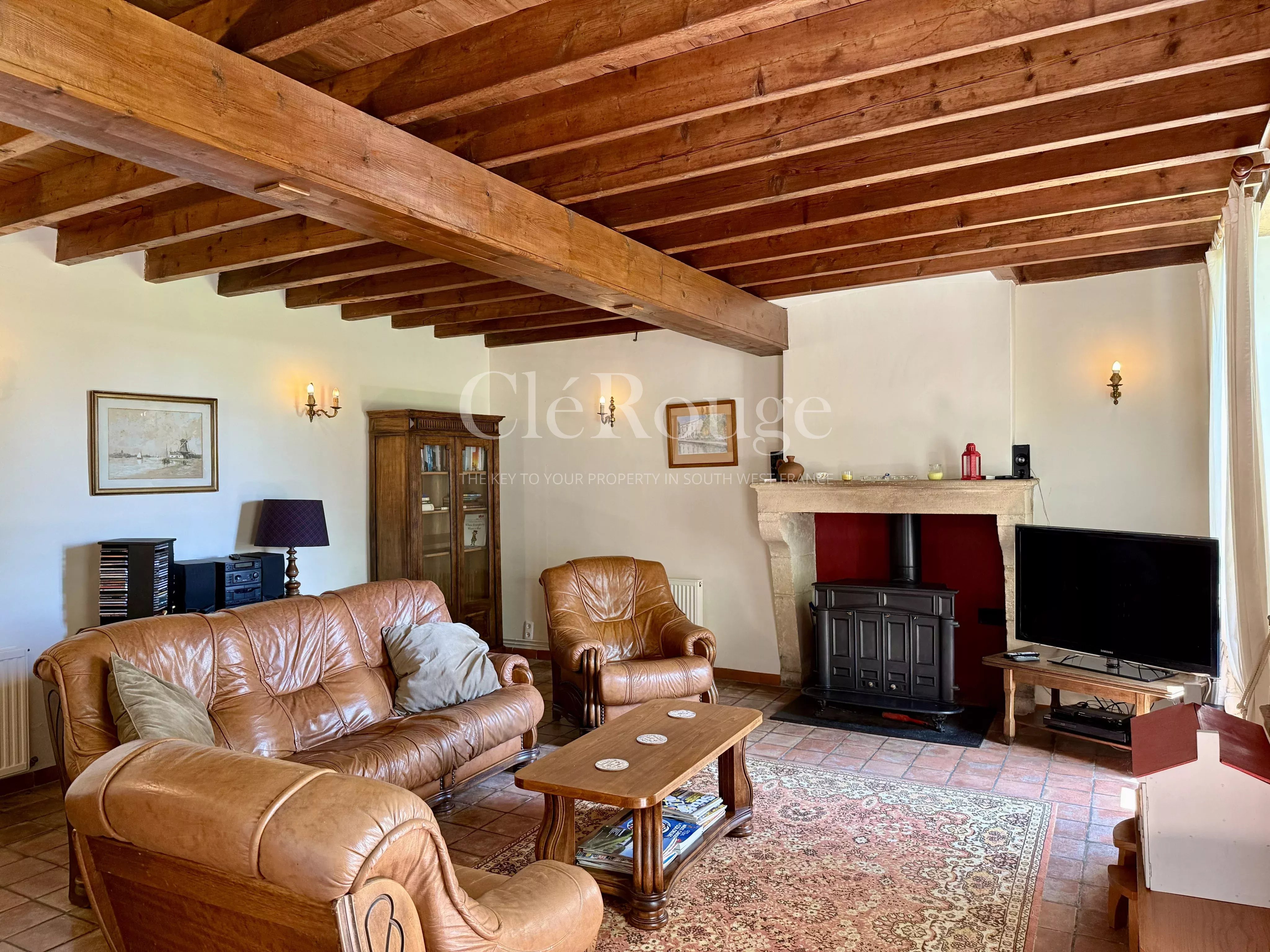 Beautiful property consisting of three houses, barns and swimming pool, just 50 minutes from Bordeaux