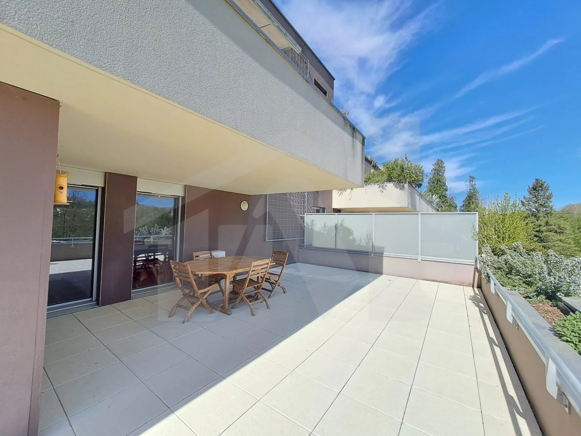 77 RUE DES AMOURS - RIVES. Résdence Récente. T3 meublé. 77m2