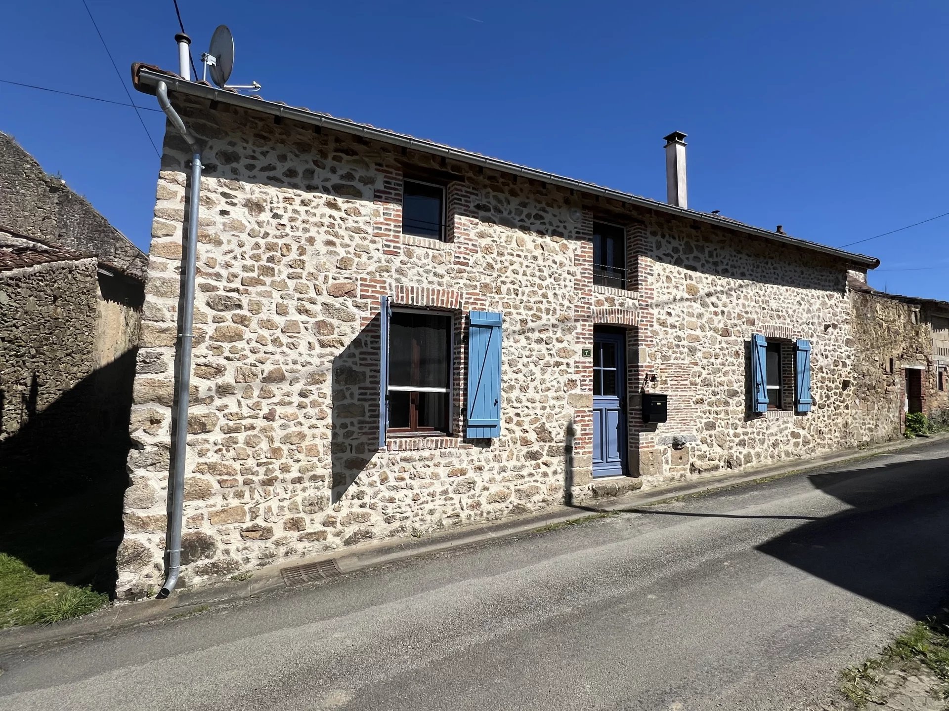 Charmante maison en pierre rénovée avec 2 chambres