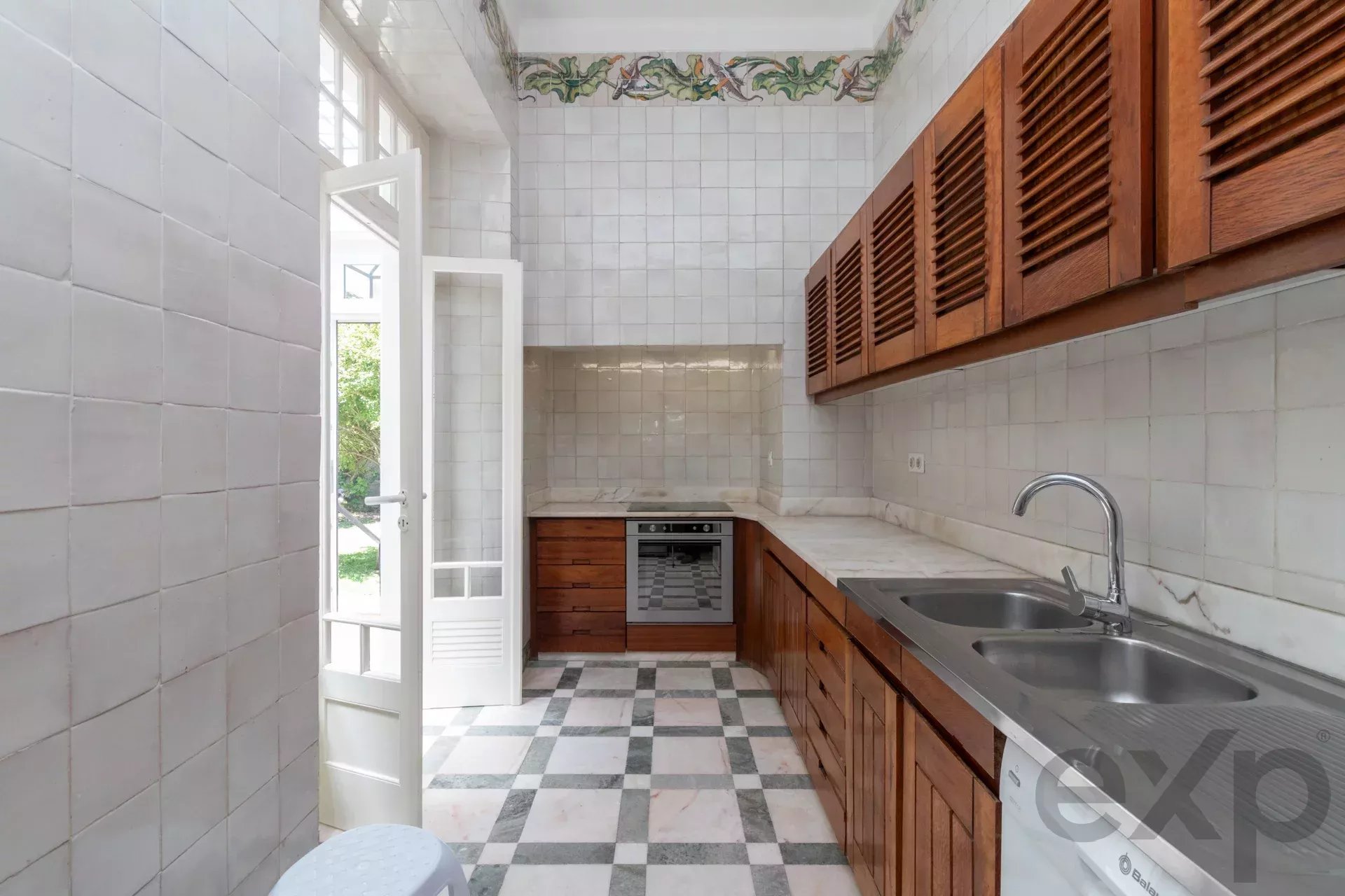 A 1909 Masterpiece: The Crown of Lisbon’s Hills 86119022 image 33