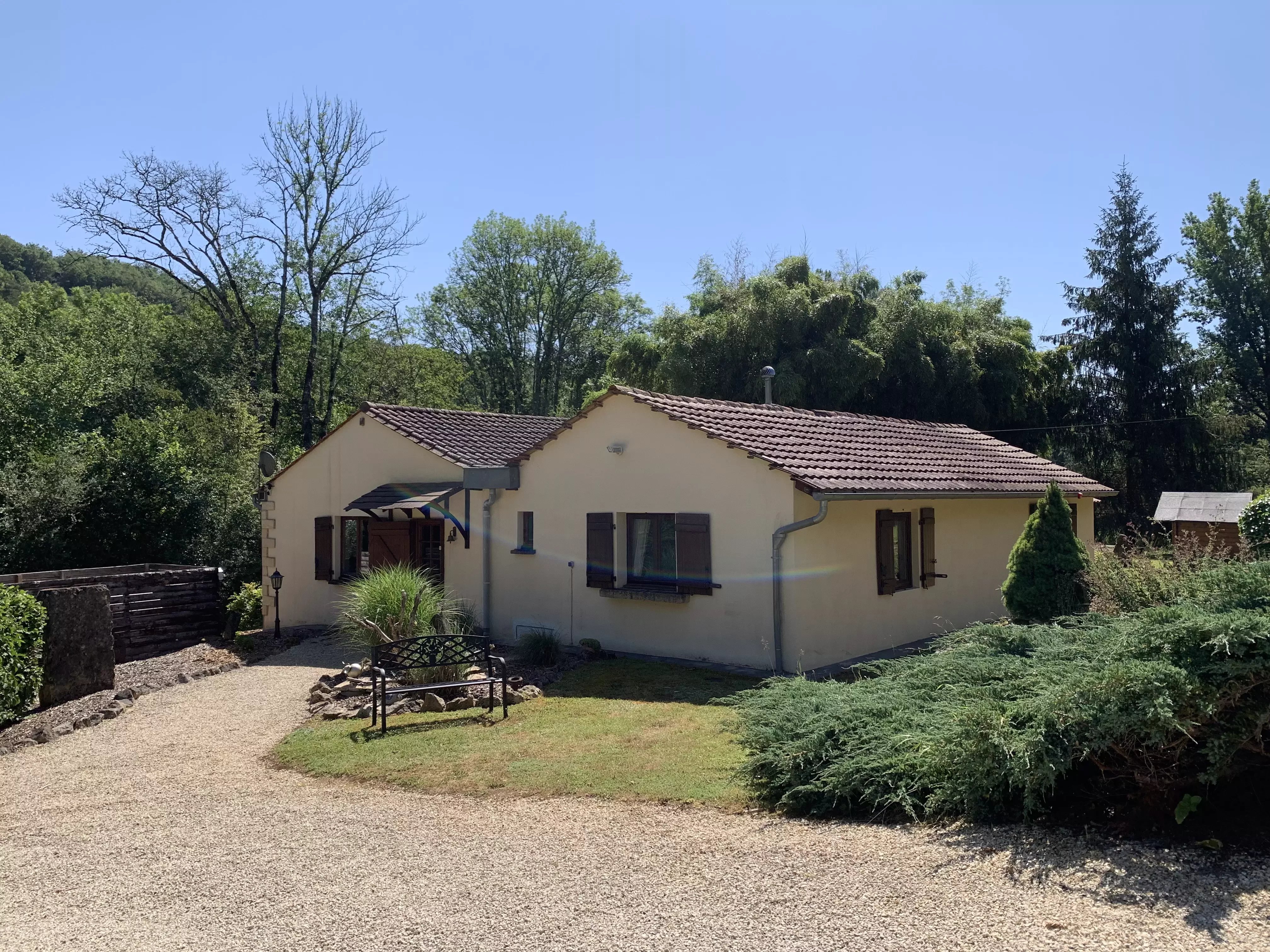 Maison de plain-pied avec des lacs de pêche bien approvisionnés et de magnifiques jardins matures.