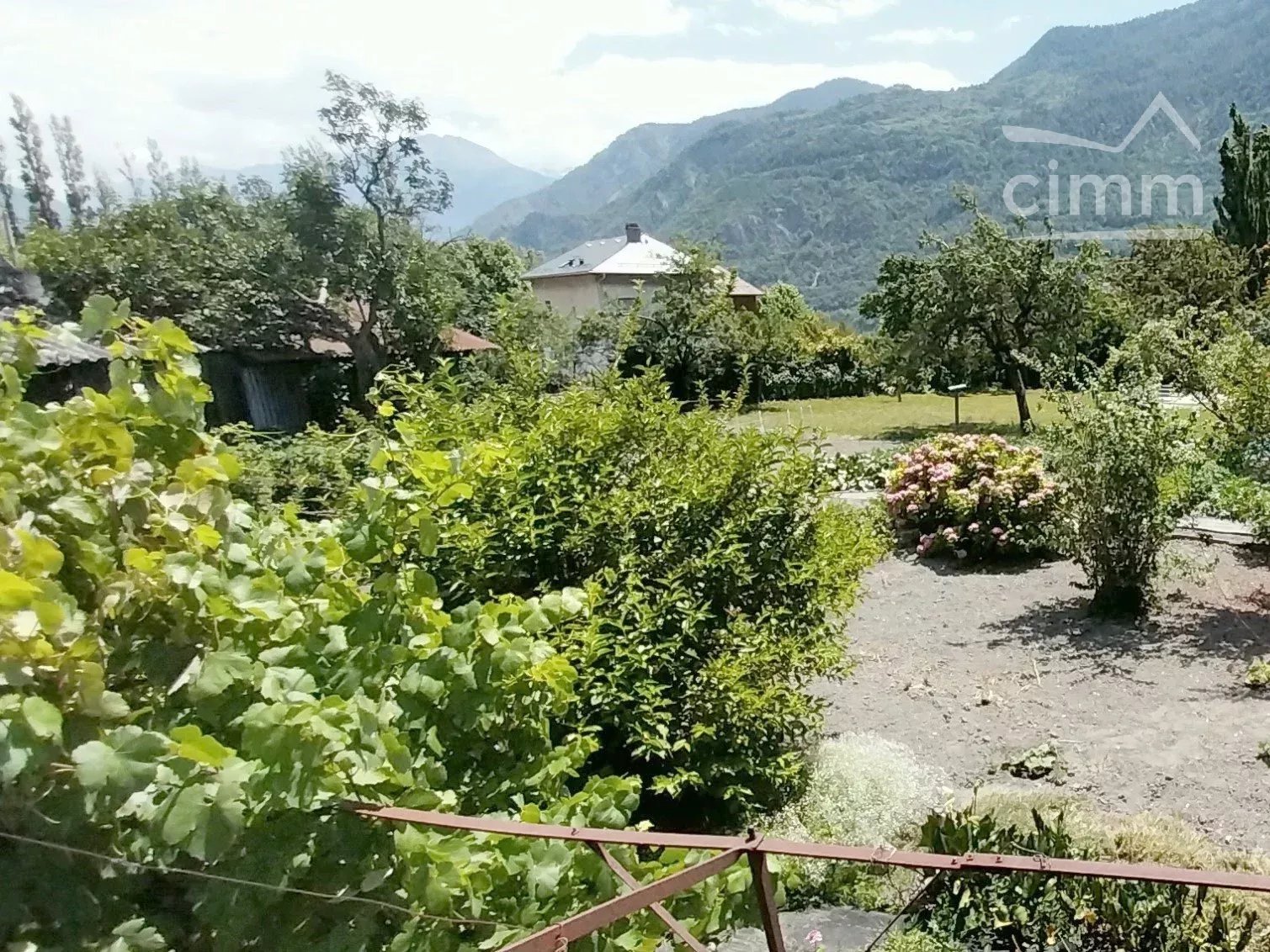 Maison traditionnelle de village avec jardin, caves et garage