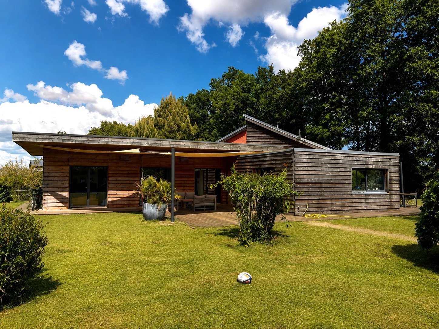 Propriété équestre – Habitation contemporaine, écuries et revenus locatifs