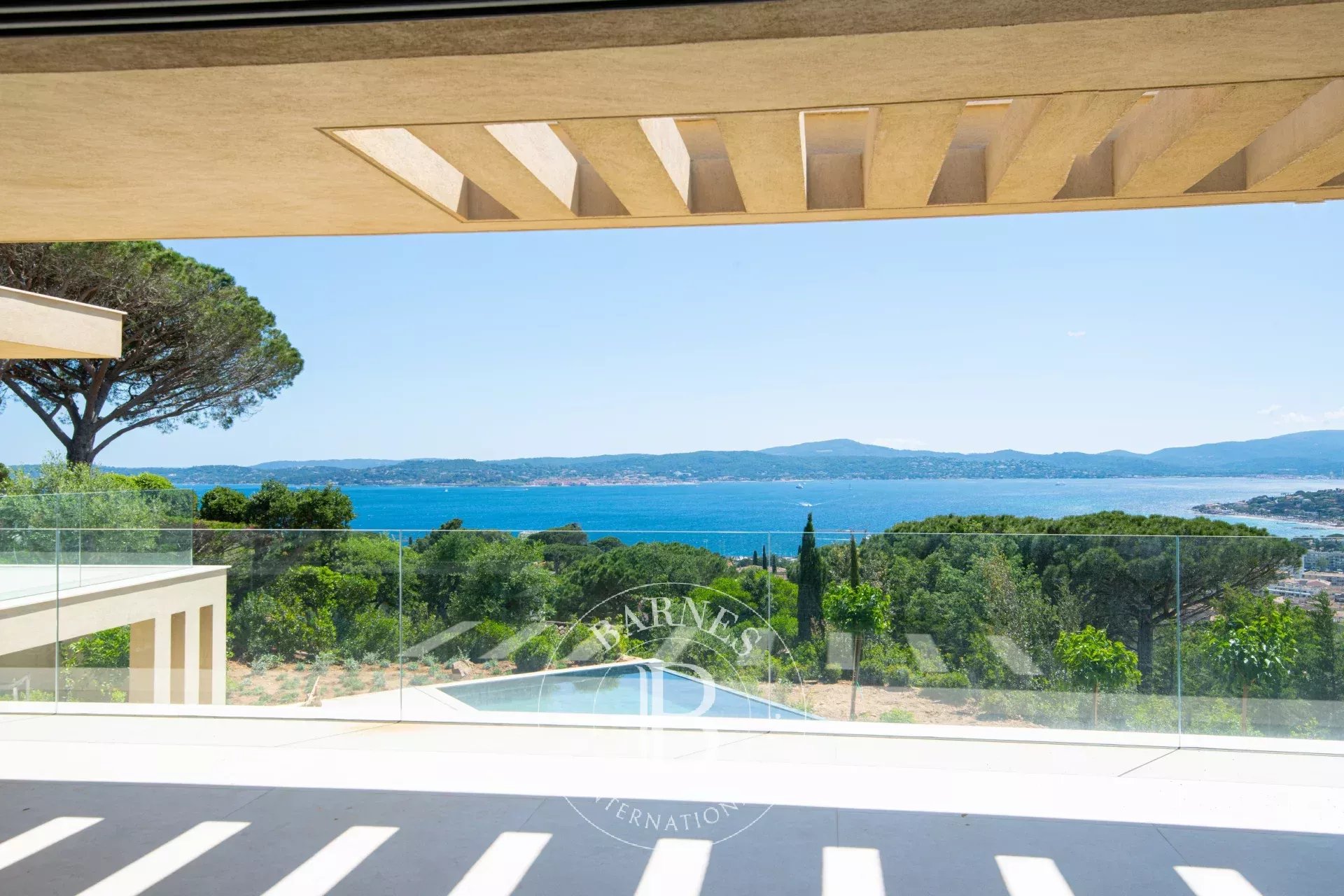 SAINTE-MAXIME - VILLA  CONTEMPORAINE -  VUE MER PANORAMIQUE  - PROCHE CENTRE-VILLE