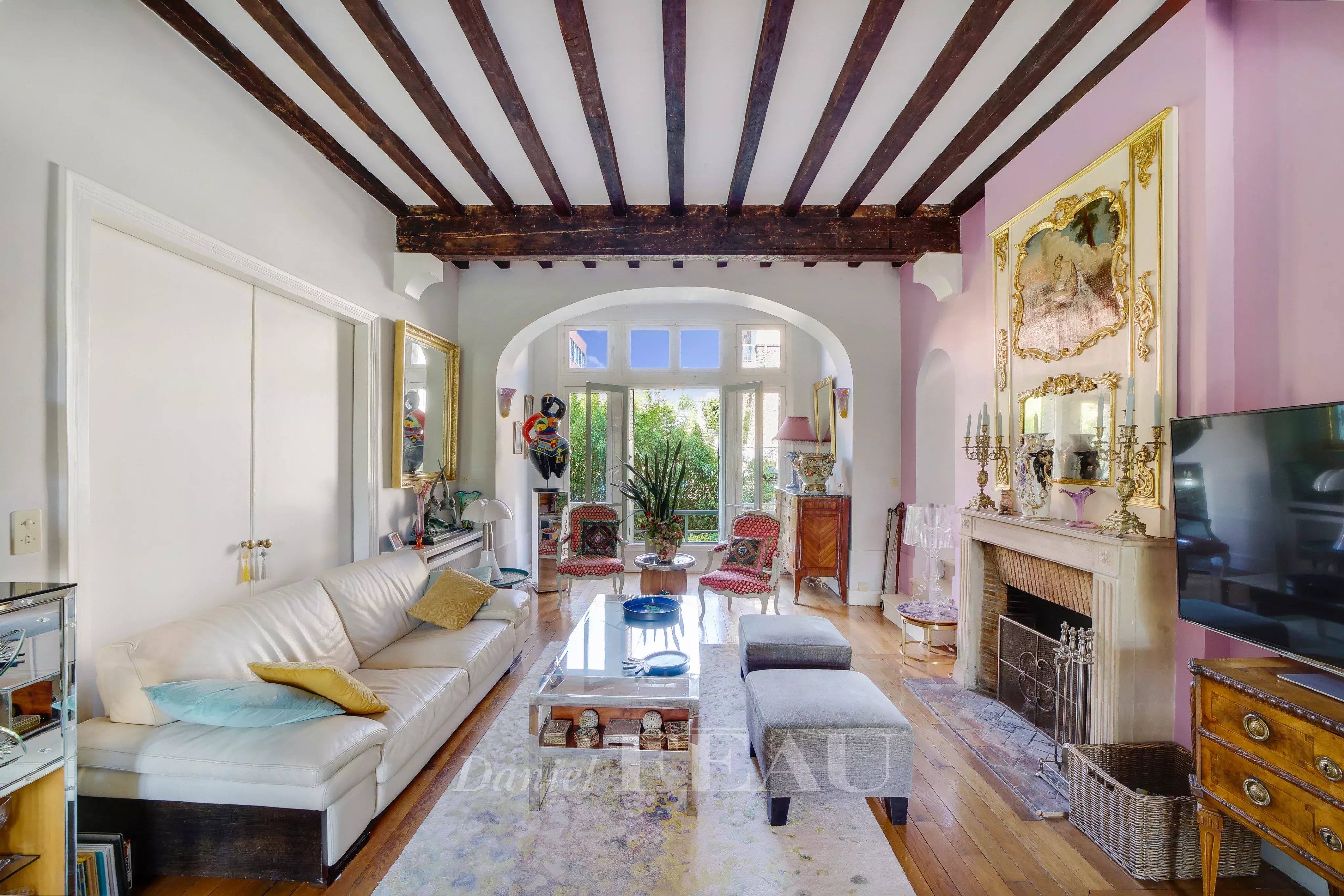 Le séjour est équipé d'une cheminée