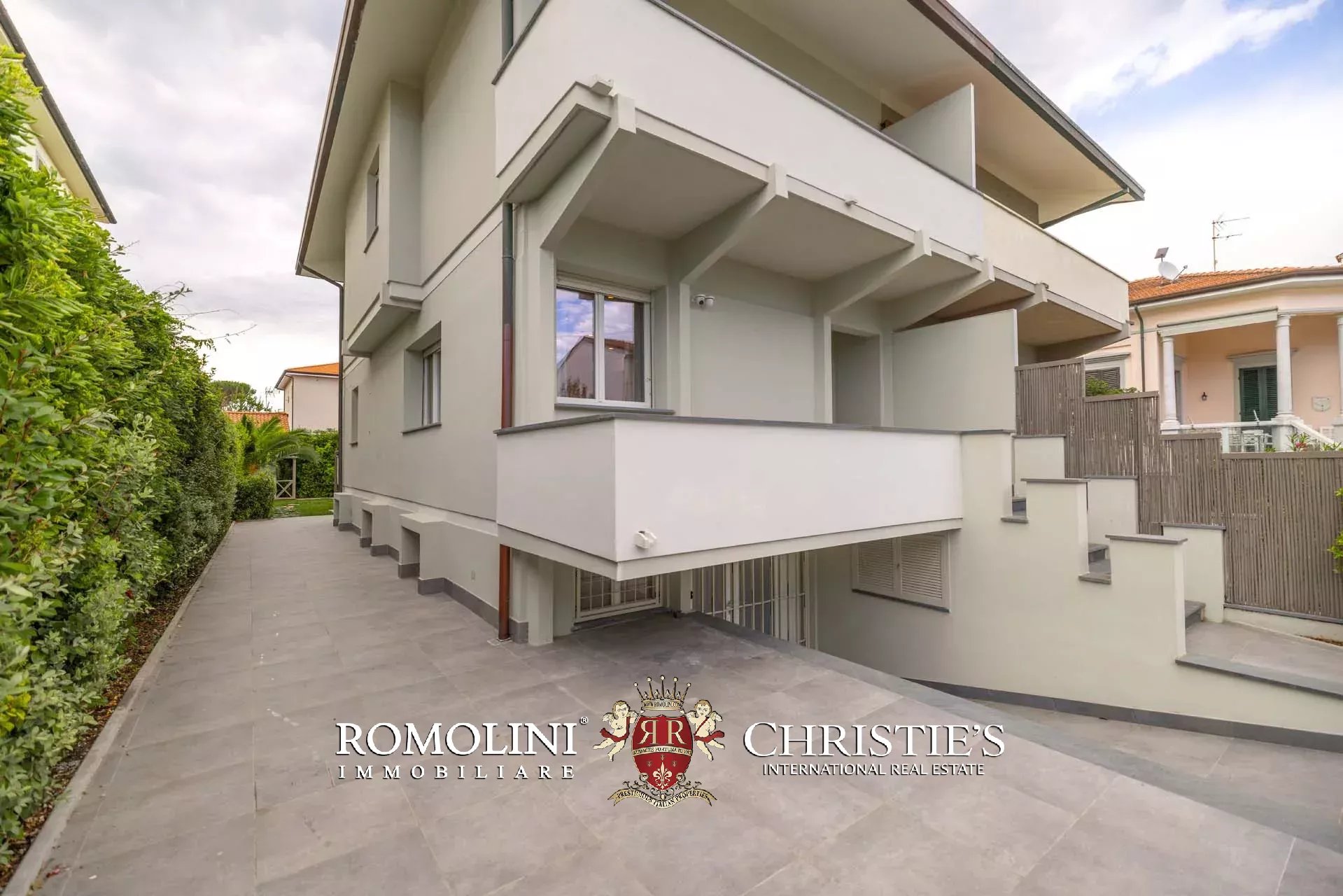 5 Bedroom Villa/Townhouse's Image 47