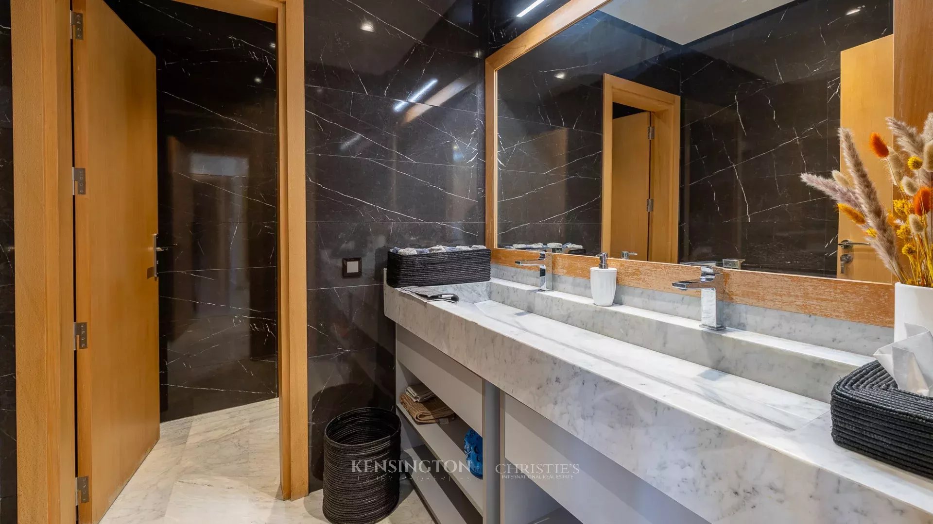 6 Bedroom Villa/Townhouse's Image 27