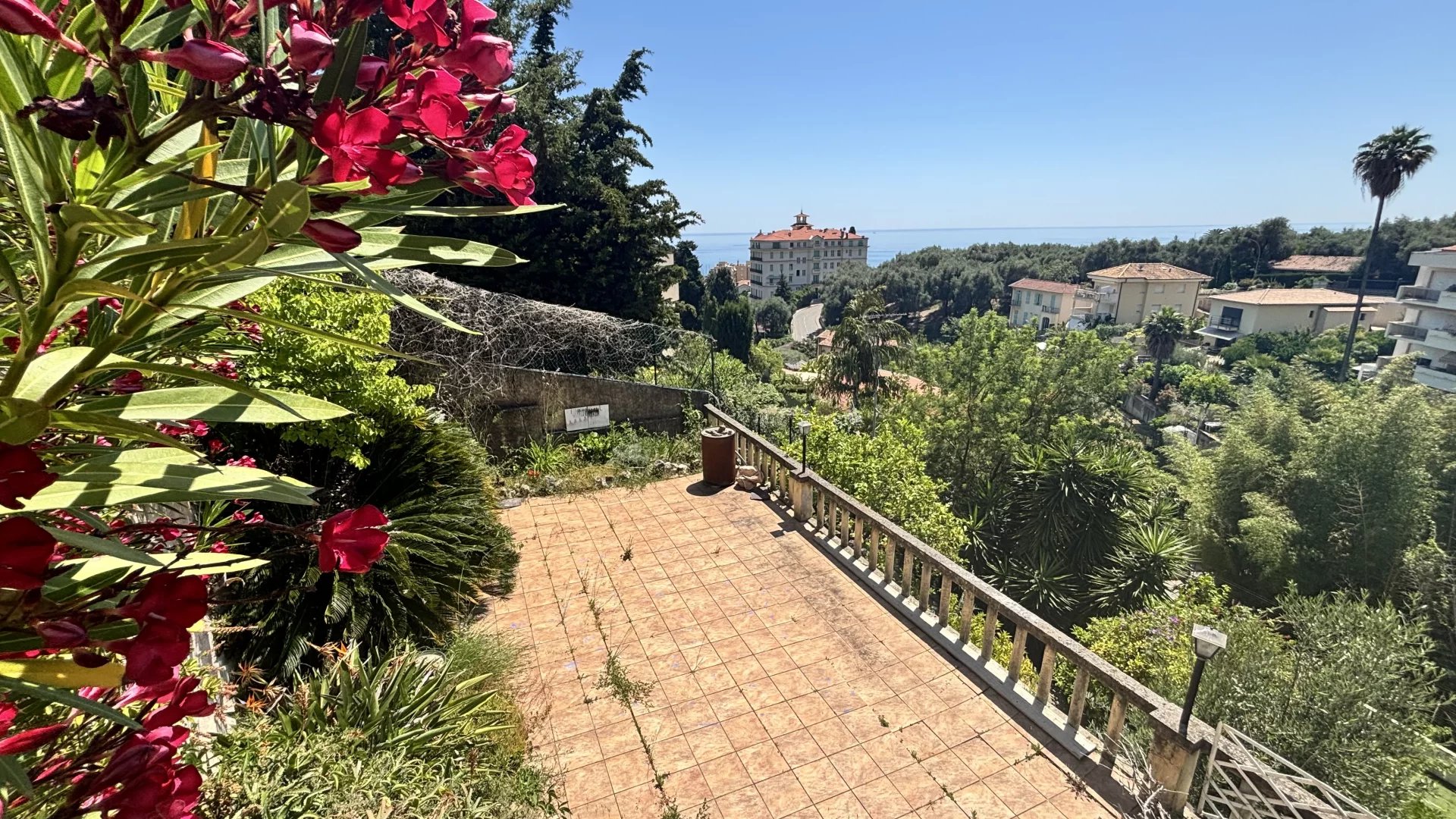 MENTON - Secteur Garavan - 4 pièces de 159,06 m² avec aperçu mer