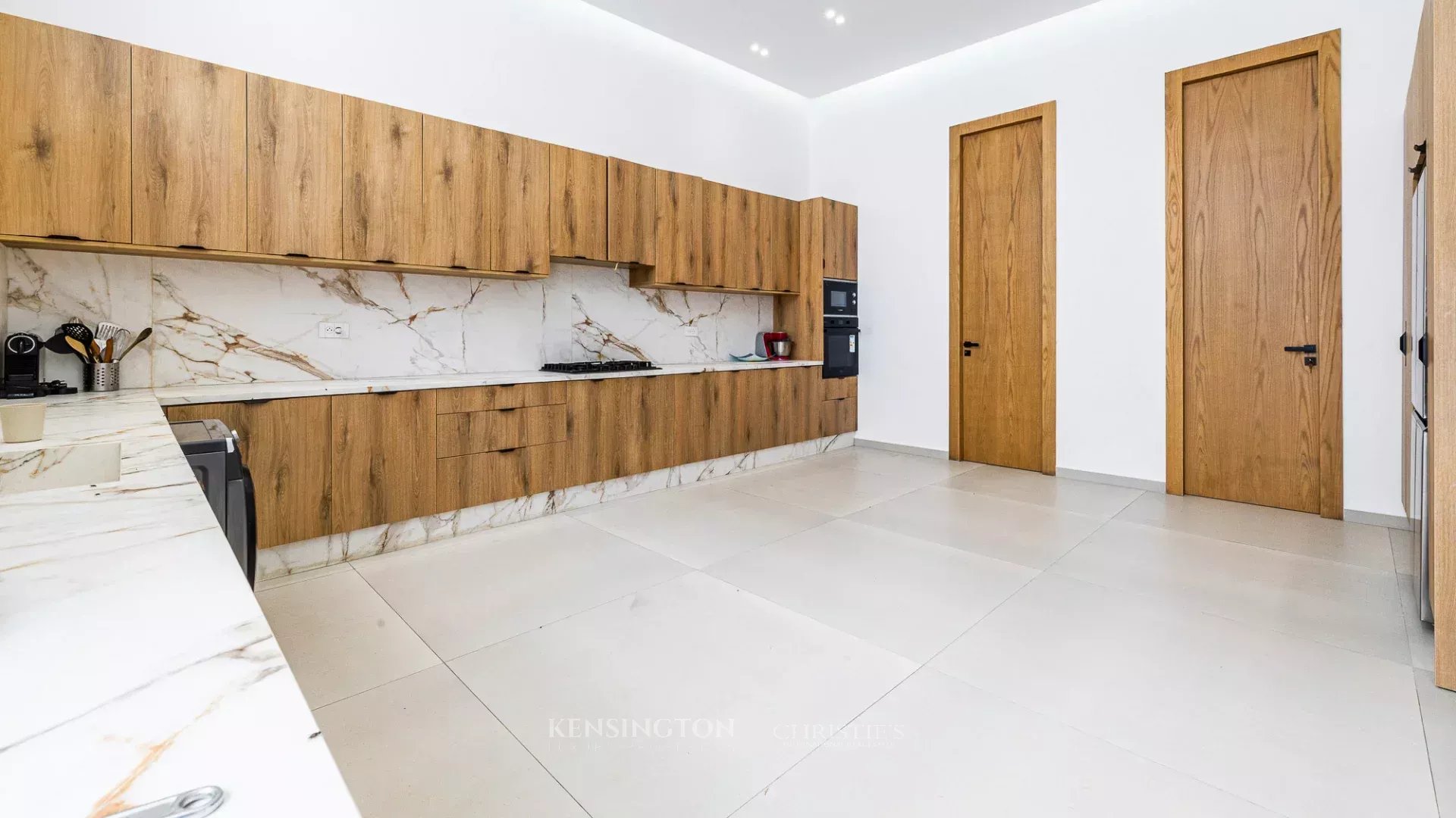 9 Bedroom Villa/Townhouse's Image 25