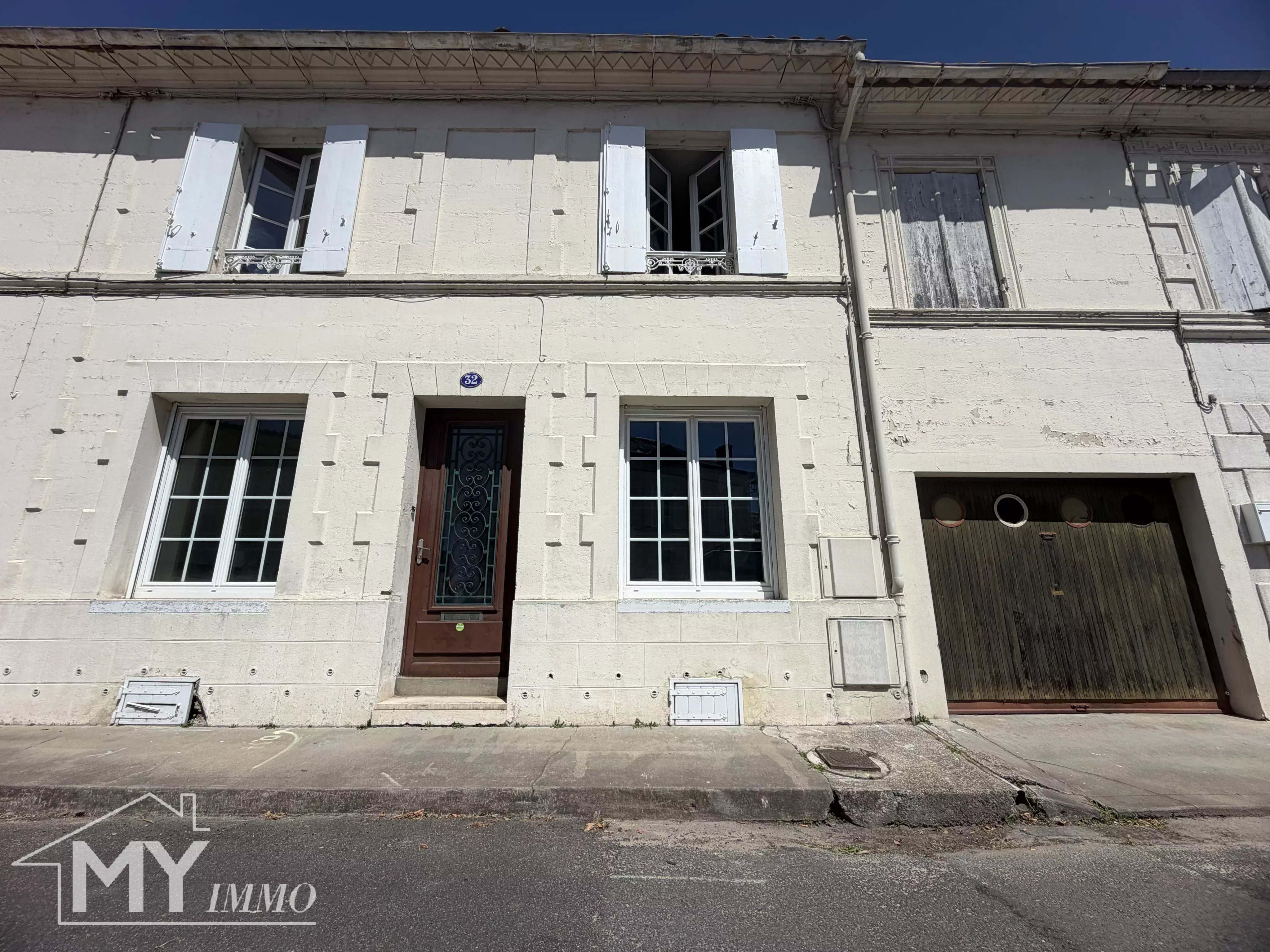 CASTILLON LA BATAILLE - Maison de ville avec grand garage et jardin