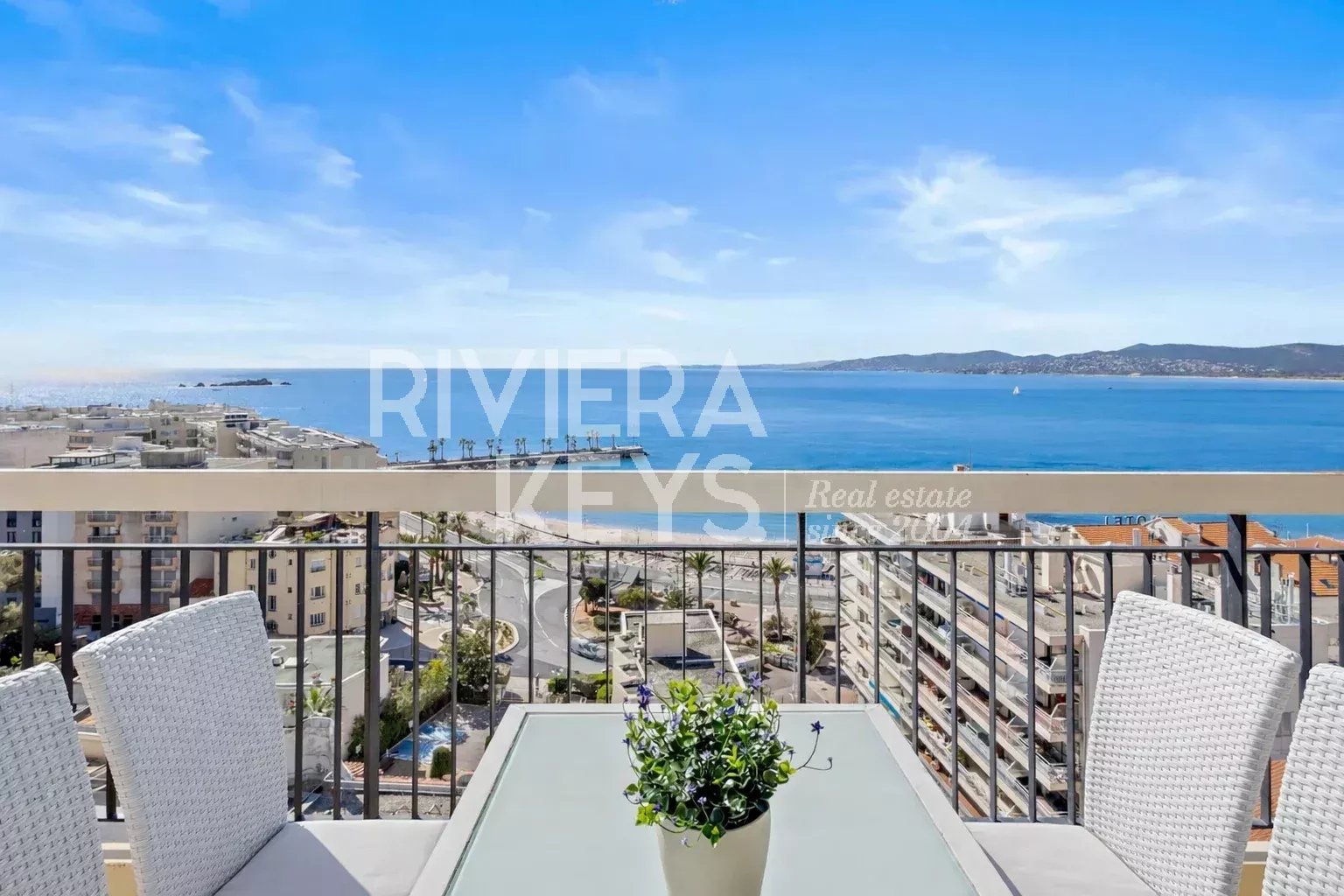 SAINT‑RAPHAËL: 1‑bedroom apartment with panoramic sea view