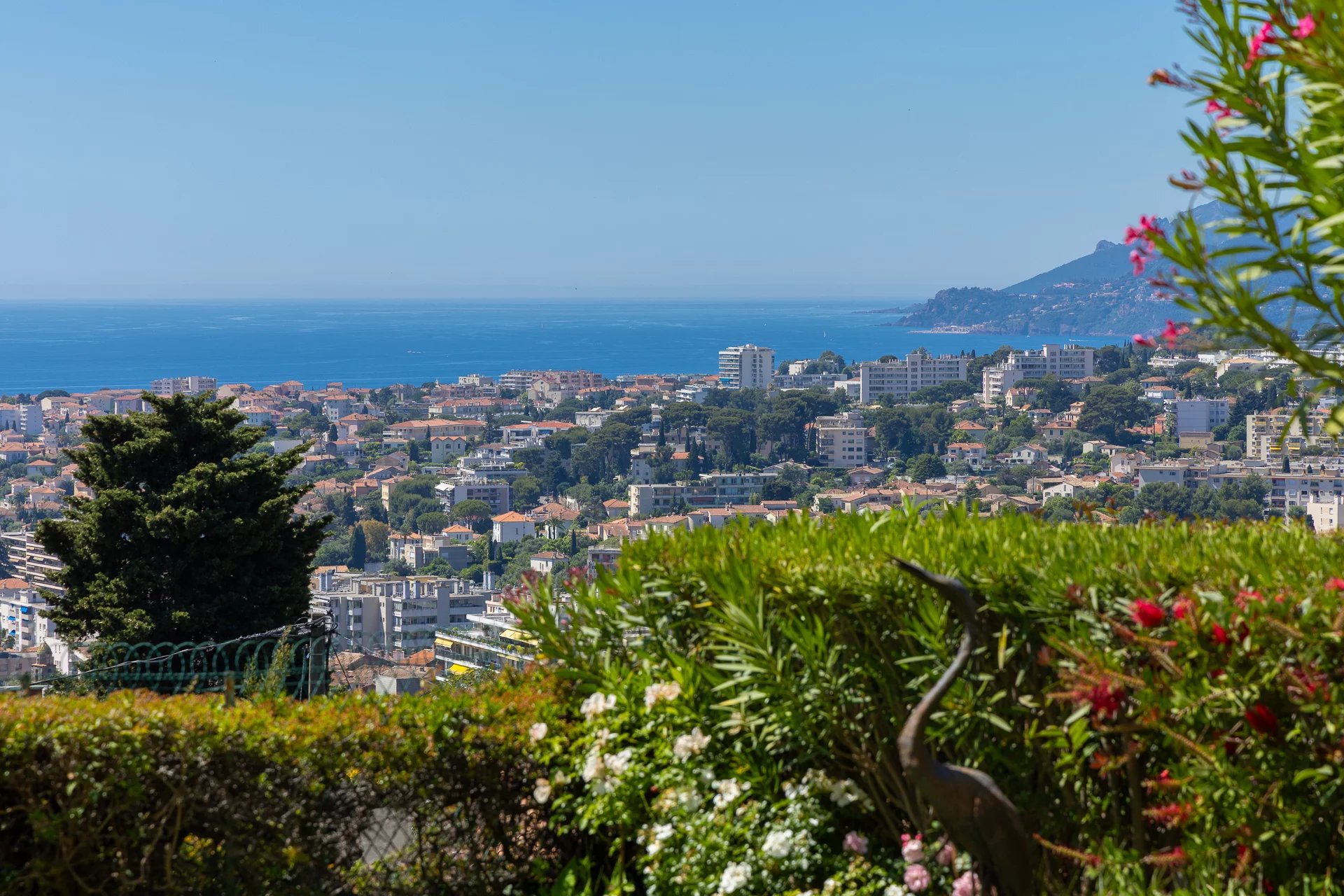Très belle vue pour ce rez-de-jardin suspendu