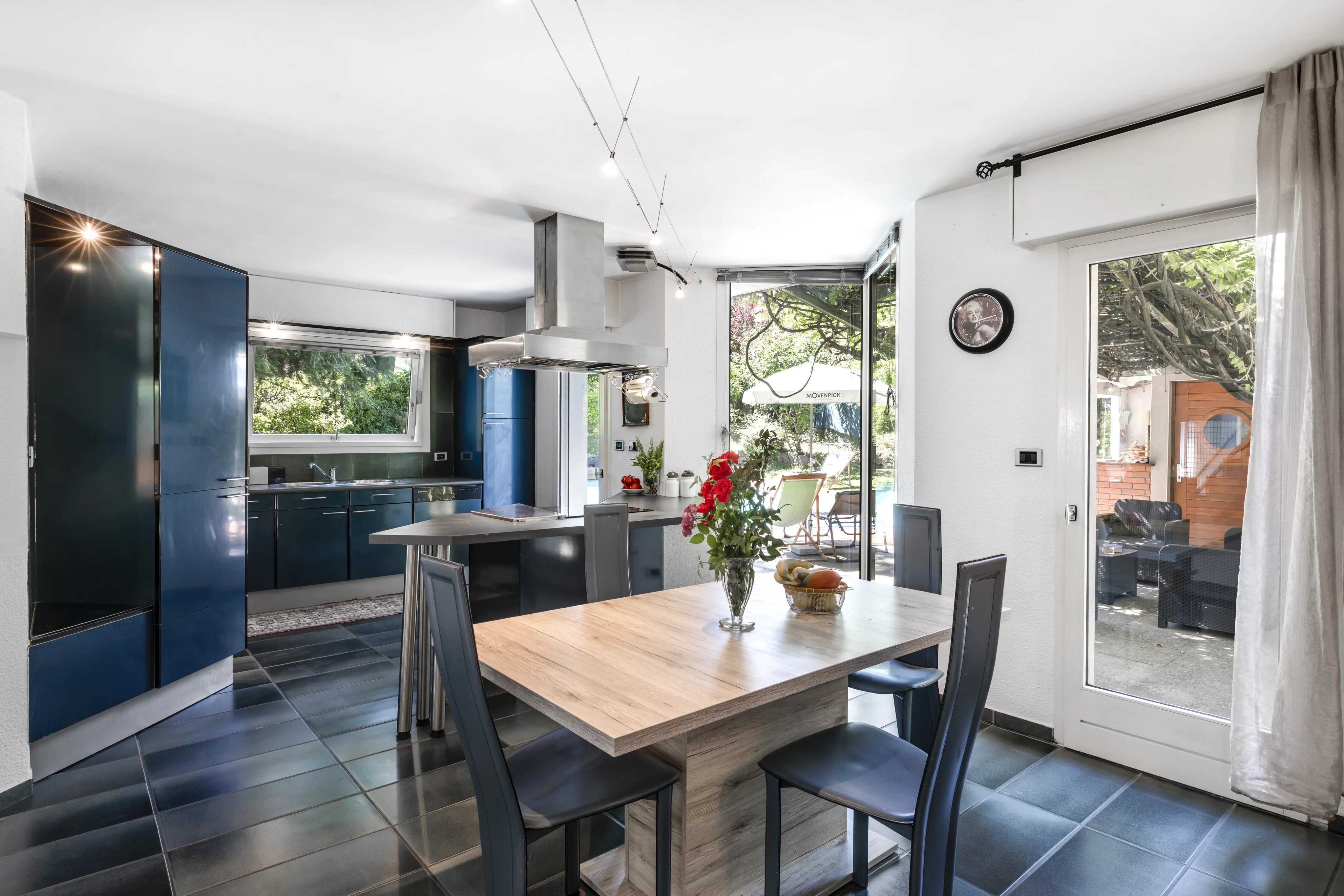 Architect-designed villa with swimming pool, 5 minutes from the border