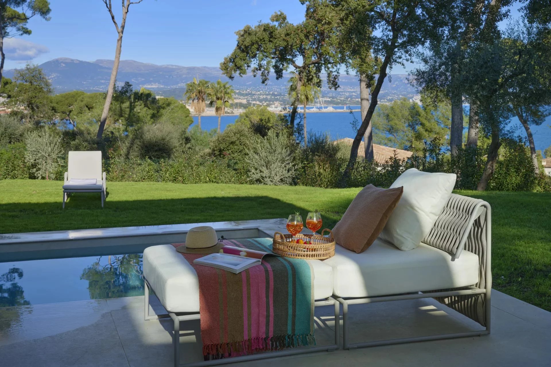 LUXUEUSE VILLA CONTEMPORAINE NEUVE - CAP D'ANTIBES