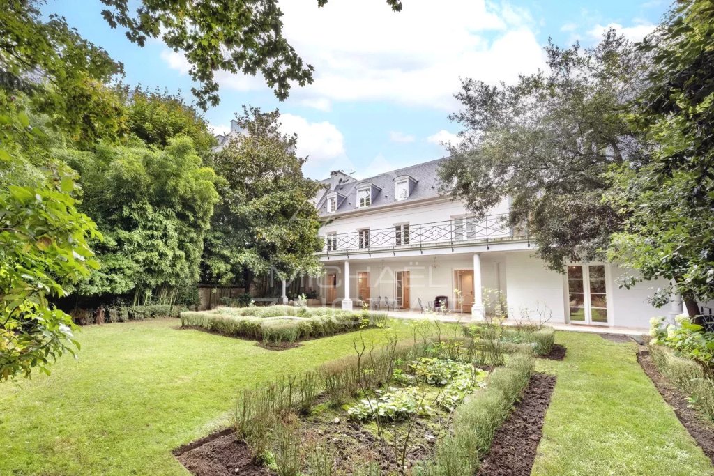 Villa for sale in Neuilly-sur-seine — Luxury Private Mansion in Neuilly-sur-Seine with Pool and Garden