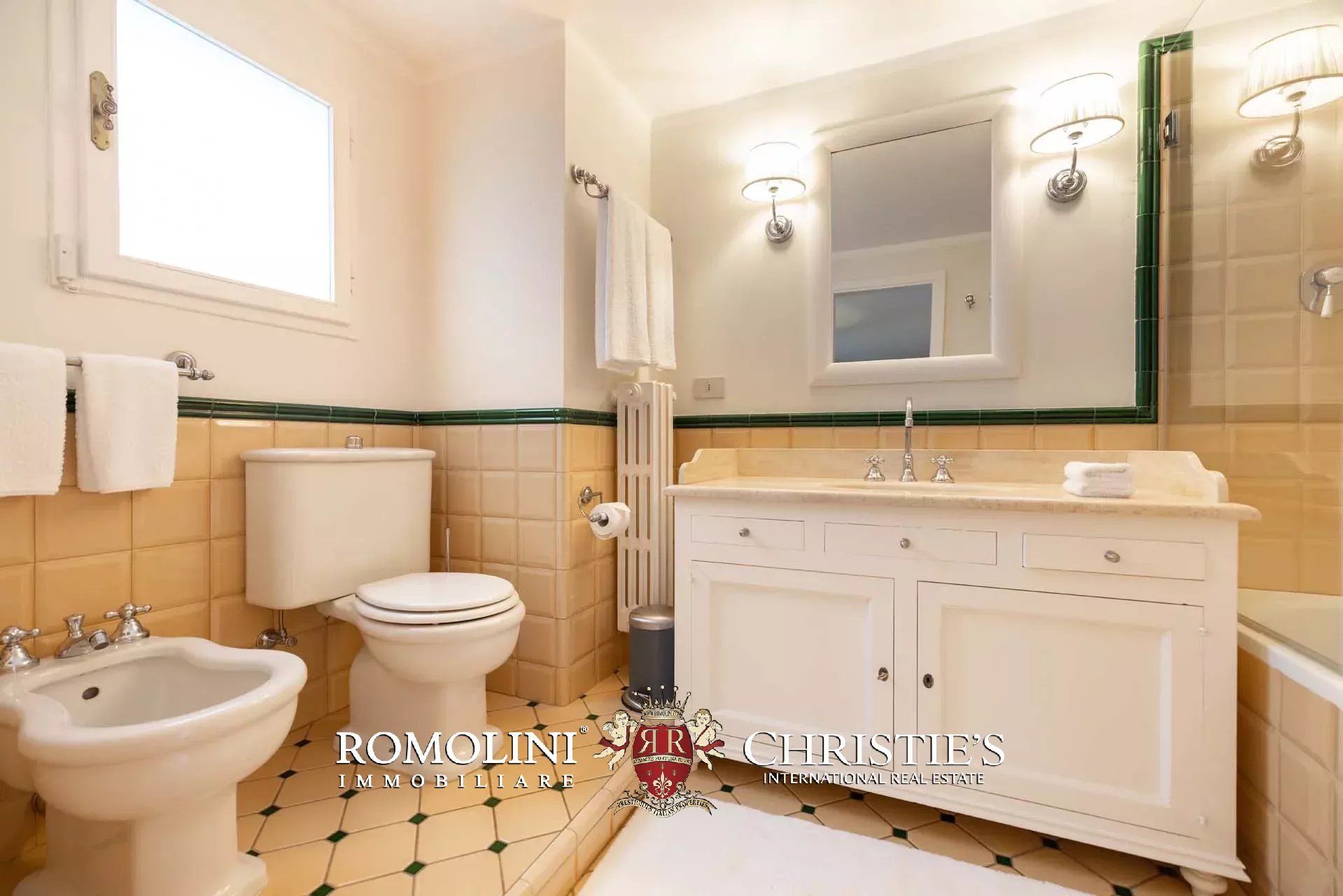 PRACHTVOLLER RESTAURIERTER PALAZZO MIT BLICK AUF DAS HISTORISCHE ZENTRUM VON FLORENZ ZU VERKAUFEN