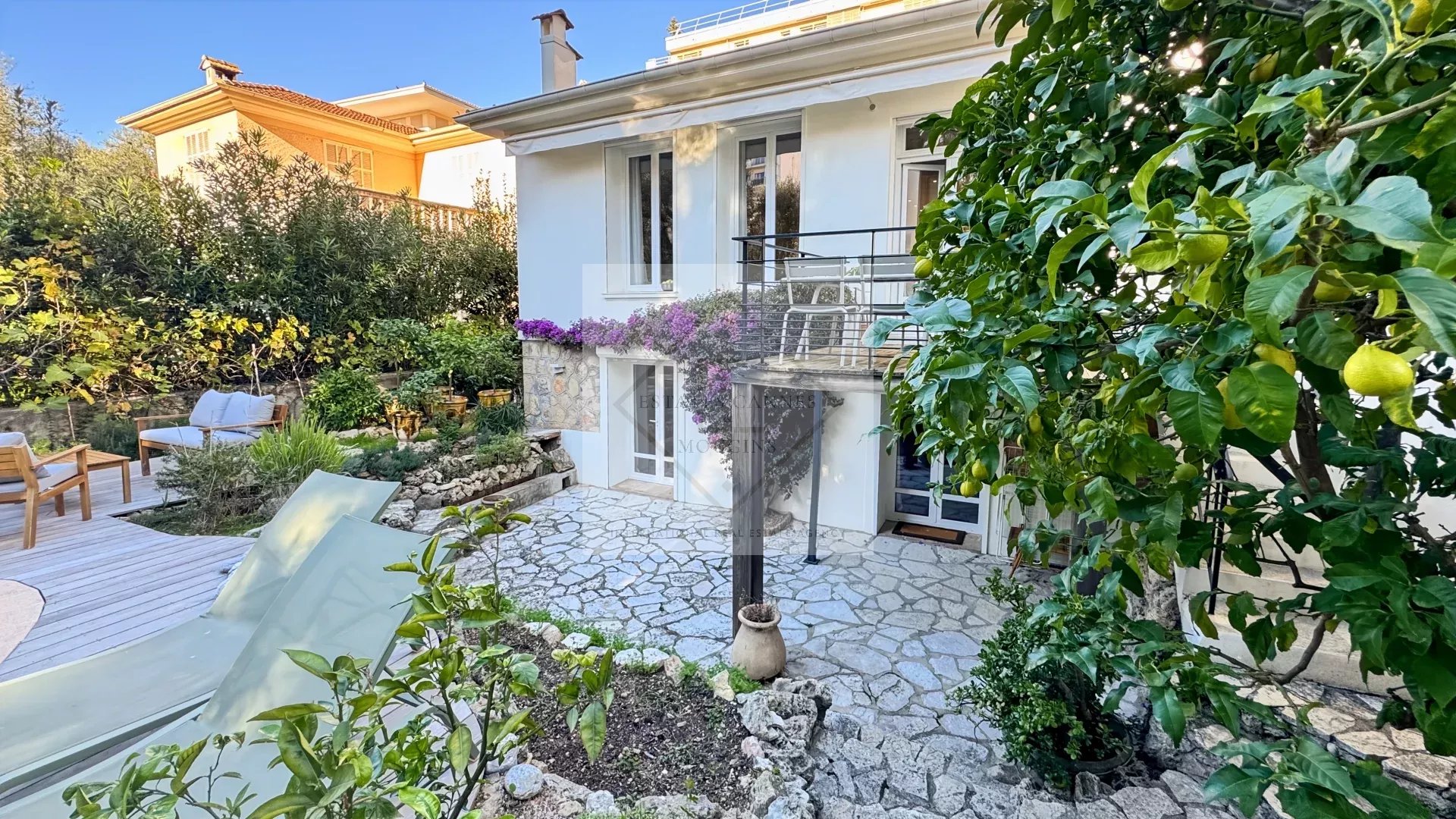 Emplacement Privilégié au Cœur de Cannes : Maison de Ville avec Piscine et Stationnement Privatif — photo 1