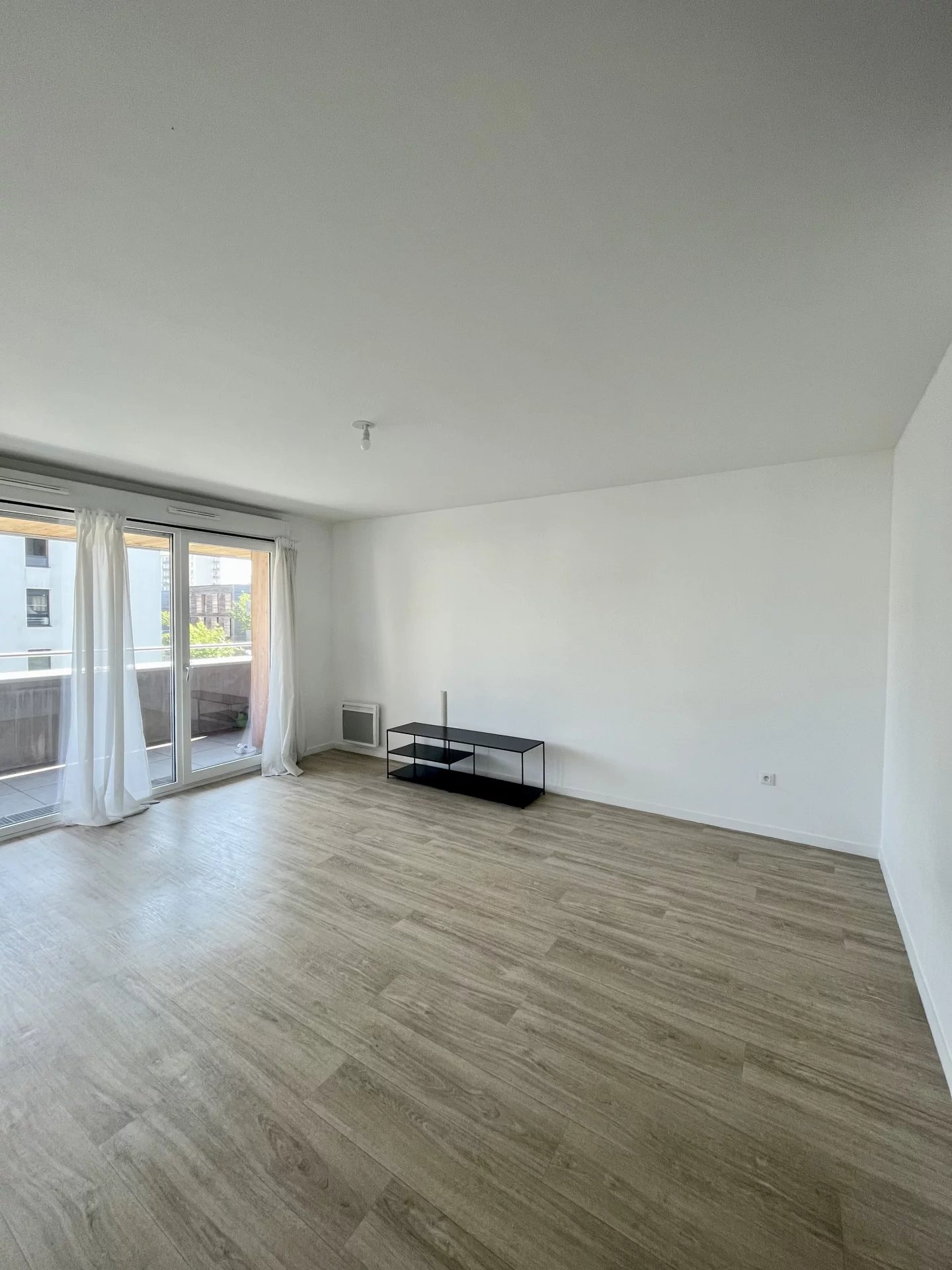 APPARTEMENT RÉCENT DE 3 PIÈCES AVEC TERRASSE ET PARKING - Image Array