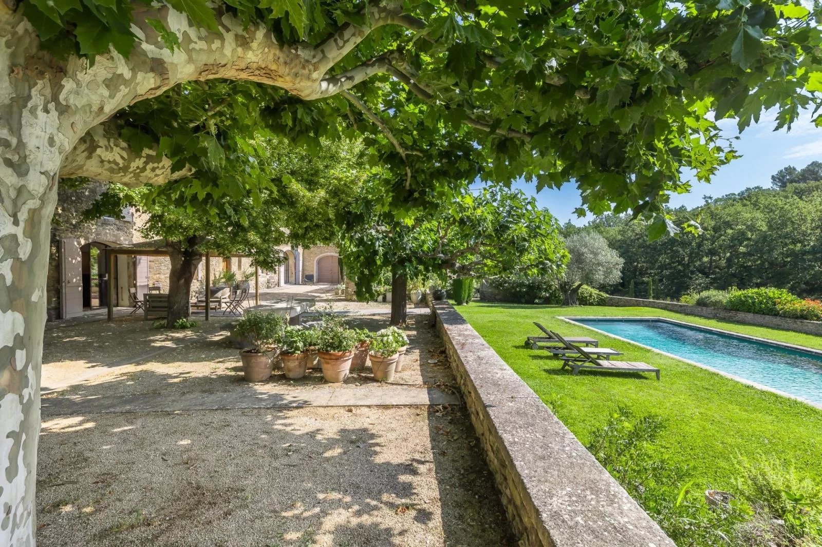 VENTE CONFIDENTIELLE - Authentique Mas rénové sur un terrain paysager de 1,8 hectares.