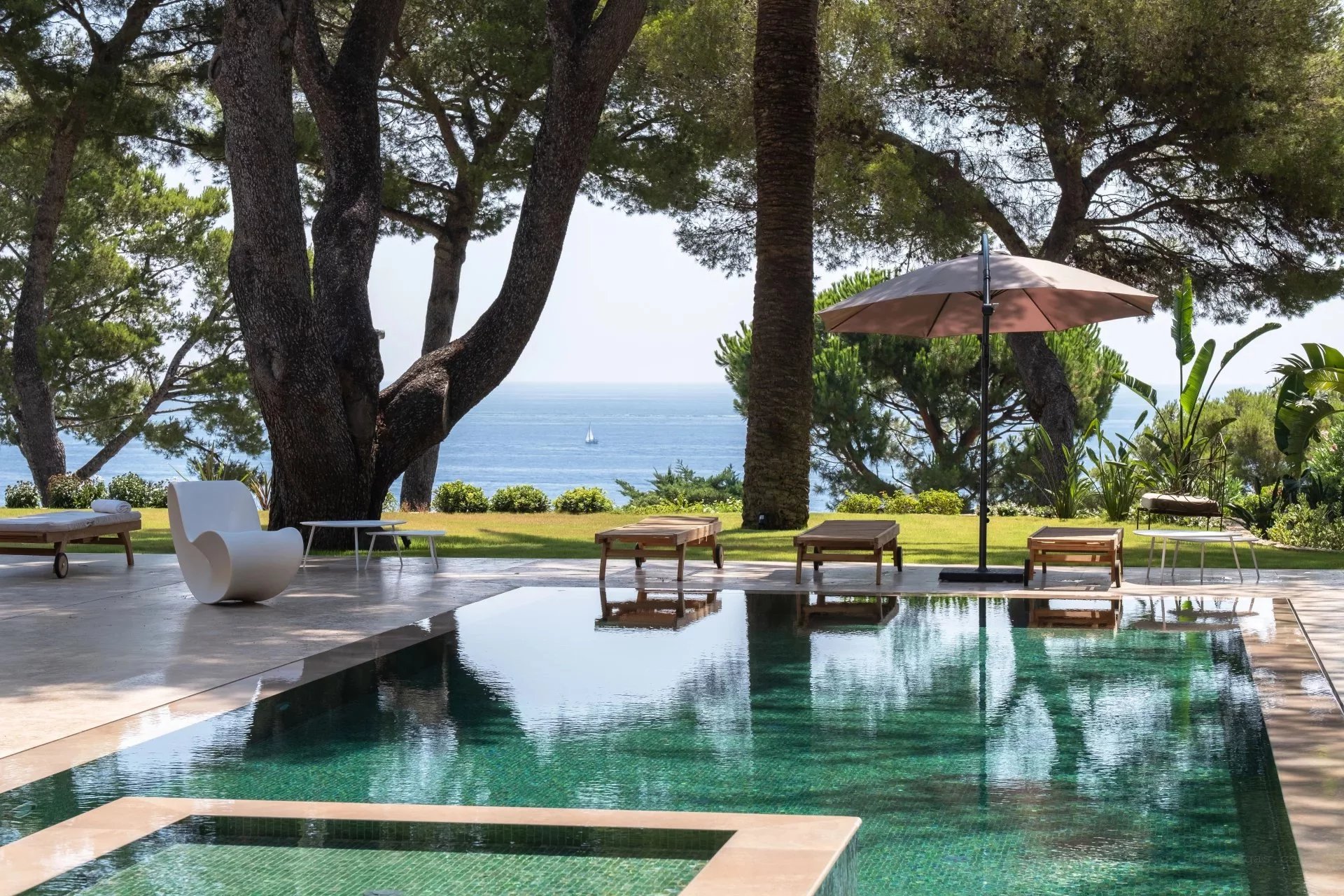 Villa provençale en deuxième ligne avec jardins plats, piscine chauffée et vue sur la mer
