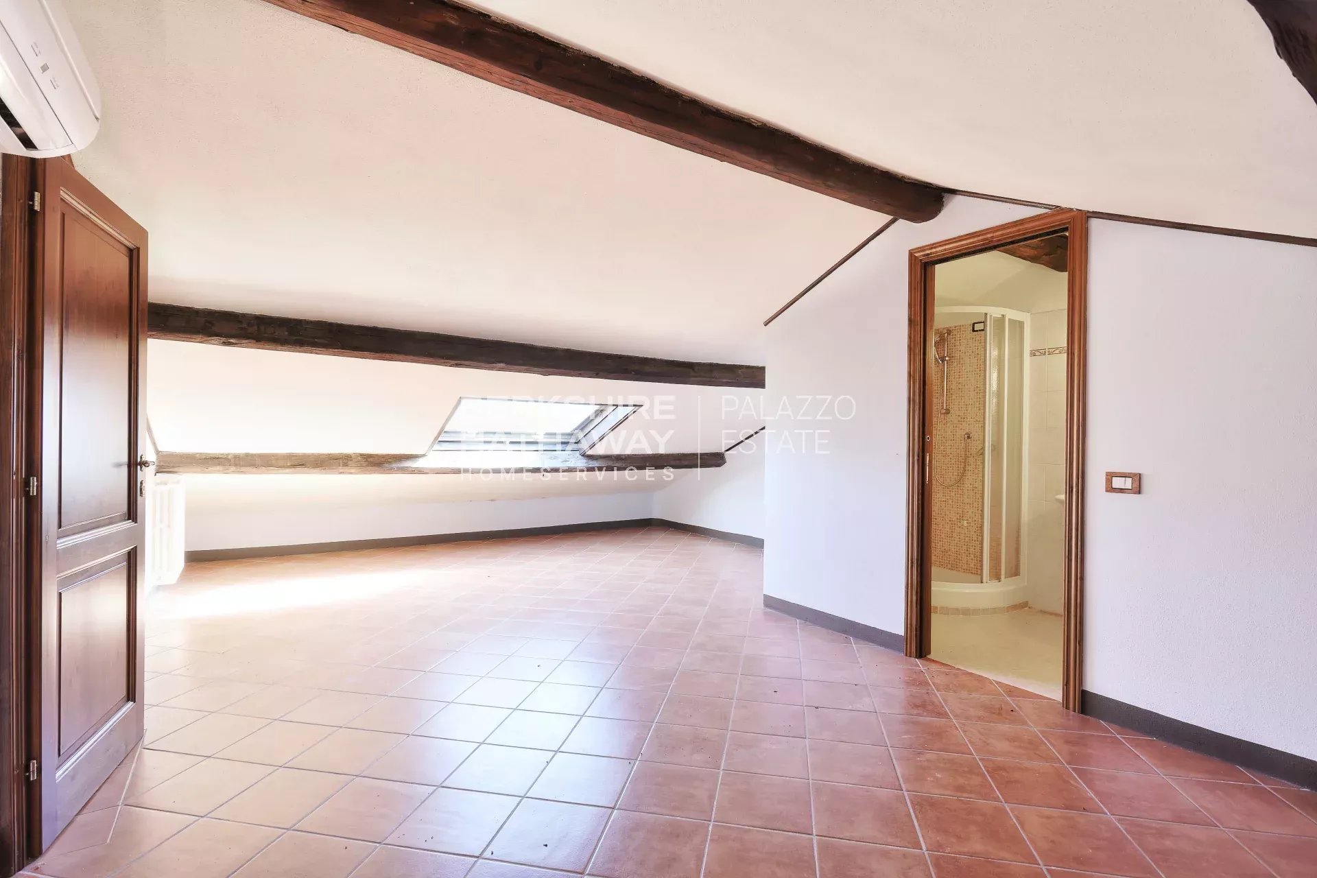 Elegante Villa d'Epoca con Vista Mare e Piscina a Riparbella