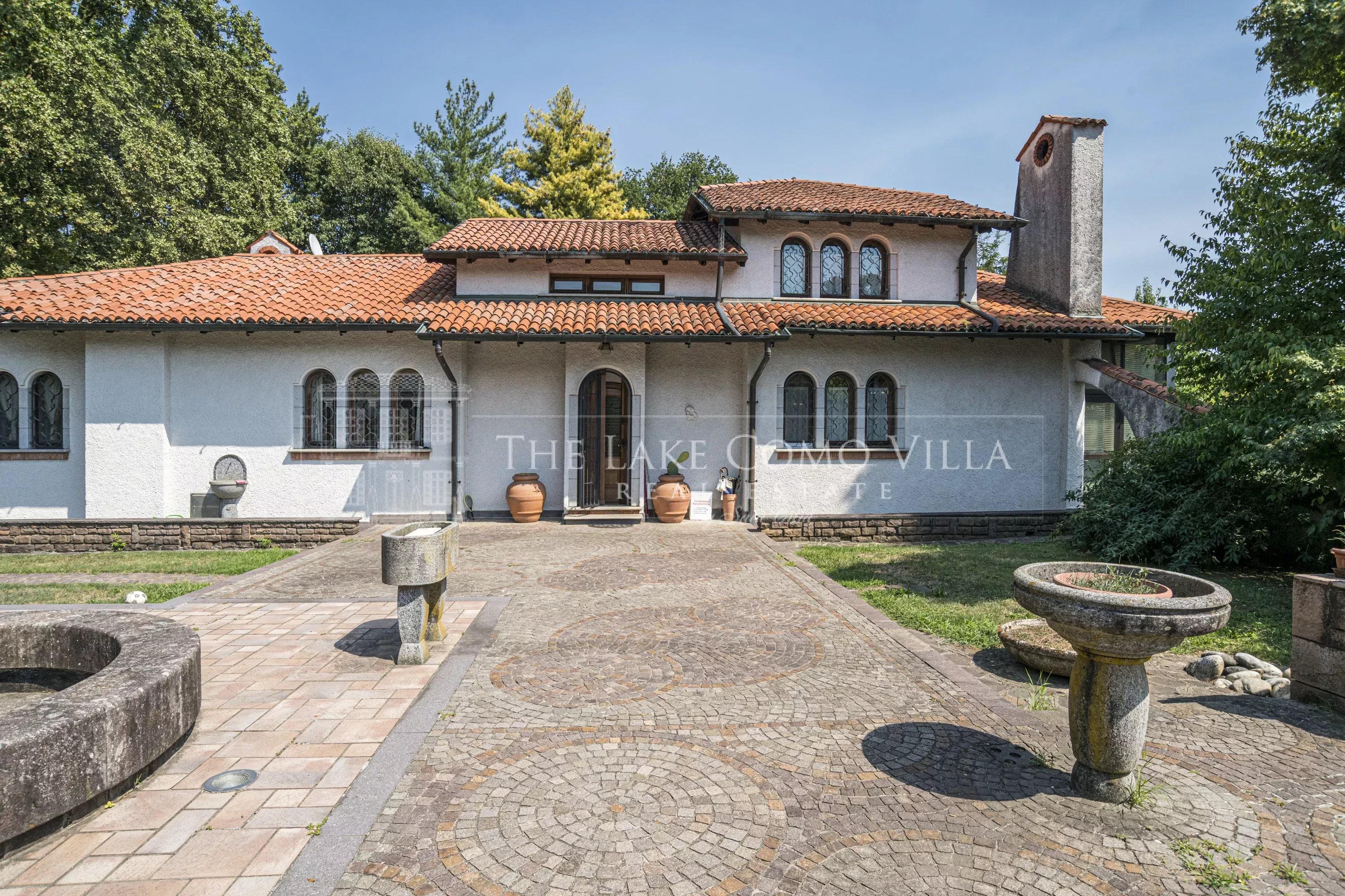 Villa with Large Private Park and Development Potential in Cadorago