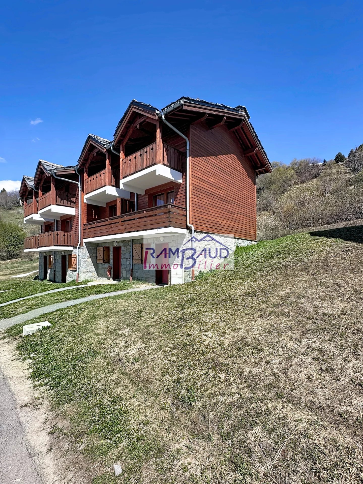 Chalet mitoyen sur 3 niveaux en résidence de tourisme avec p
