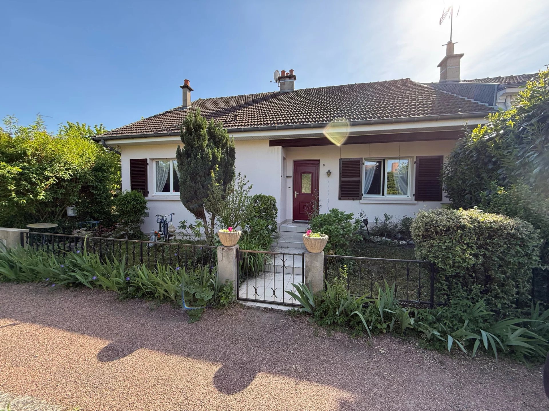 Maison de plain pied - jardin et commerces à pied