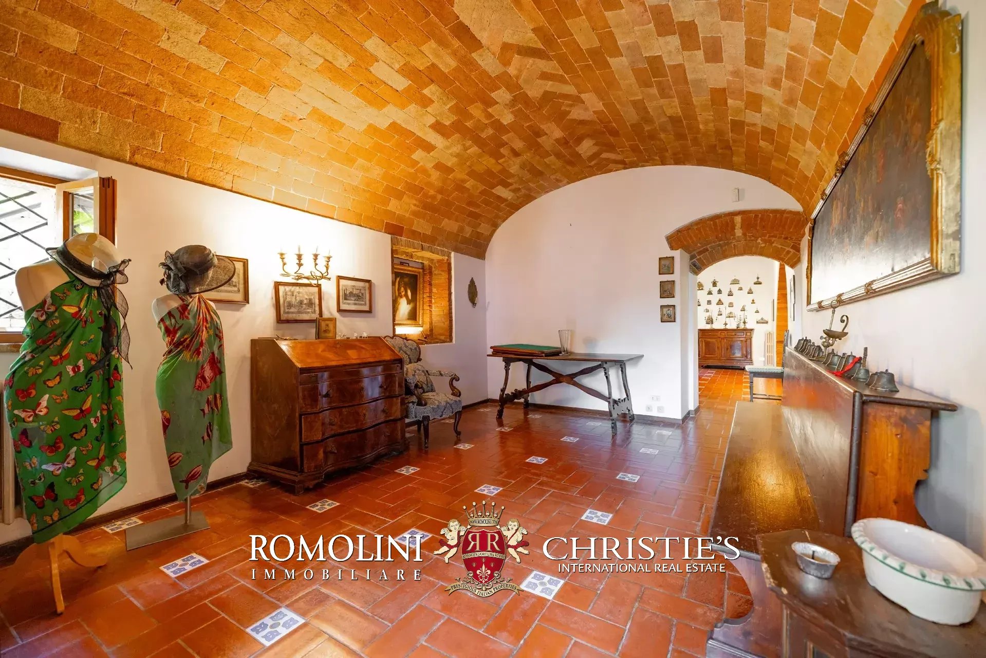 18 Bedroom Vineyard's Image 50