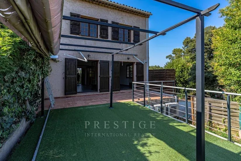 ANTIBES, 2 maisons jumelées louées, 6 chambres , 2 garages et 6 parkings
